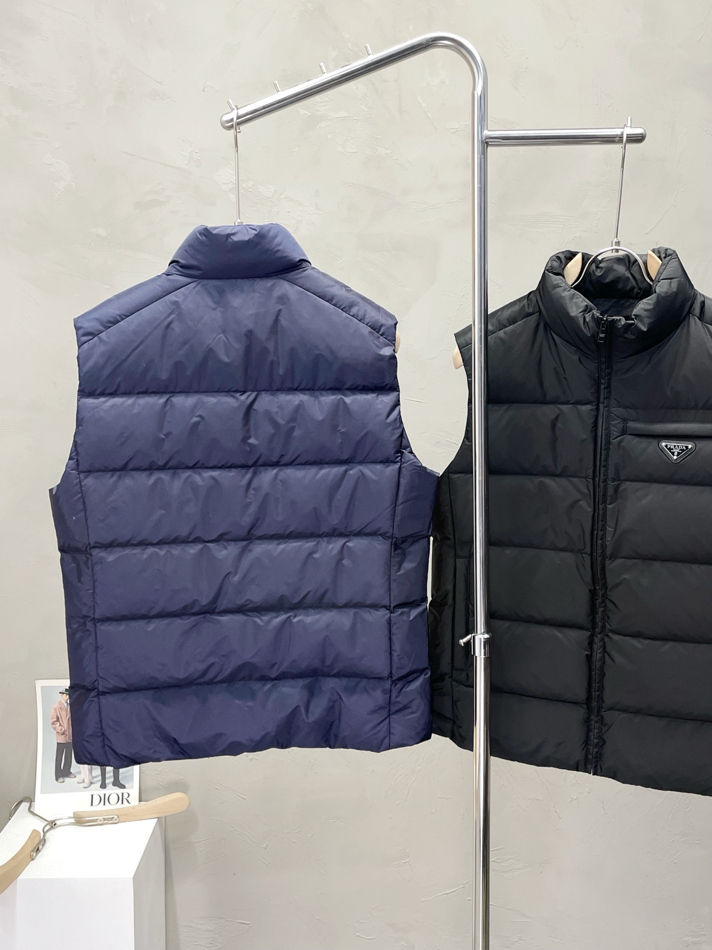 。羽绒服-Prada普拉达💥独家专供最新时尚秋冬羽绒马甲 经典设计感与颜值爆棚的外套，品质更是无法挑剔品