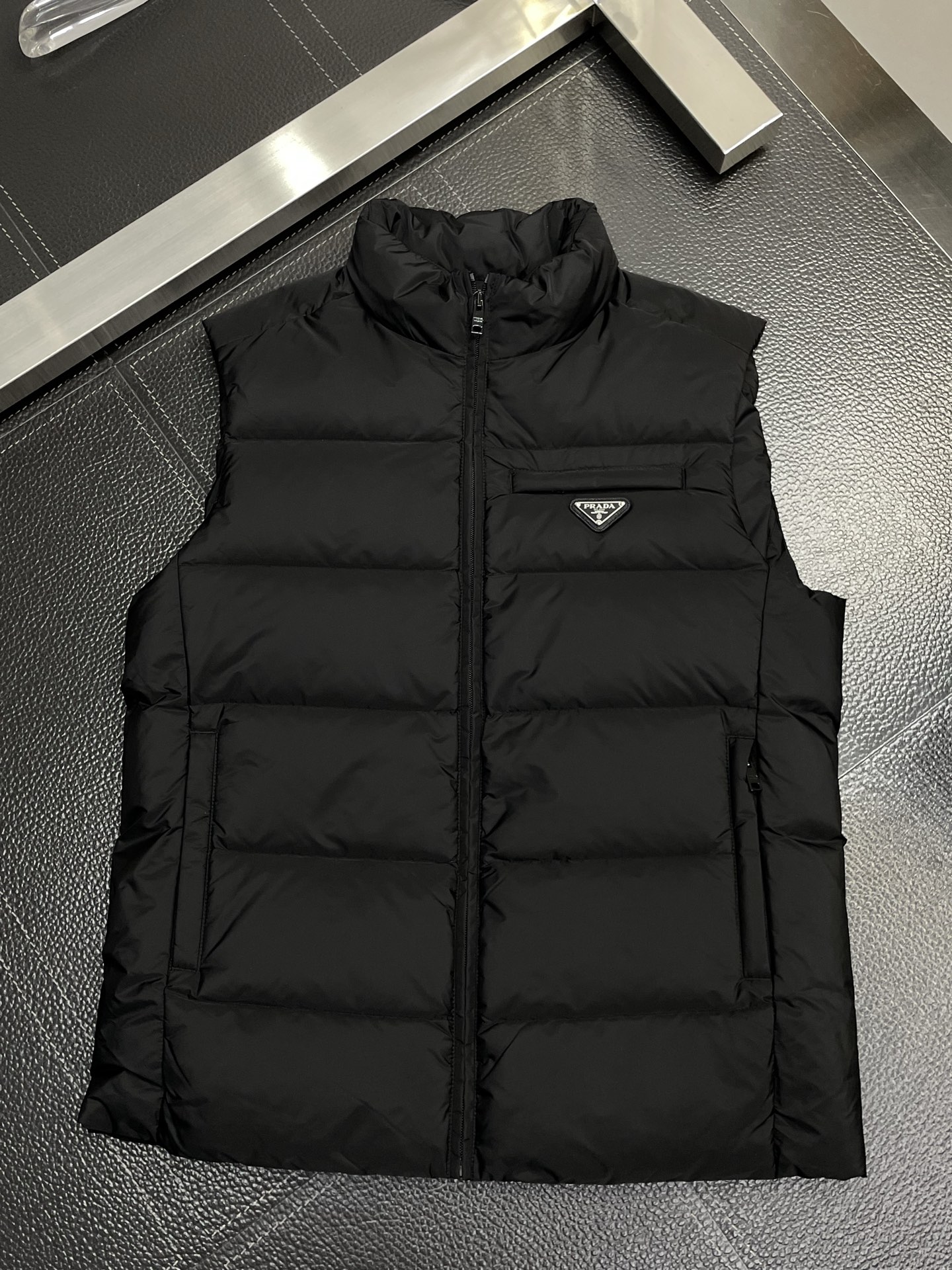 。羽绒服-Prada普拉达💥独家专供最新时尚秋冬羽绒马甲 经典设计感与颜值爆棚的外套，品质更是无法挑剔品