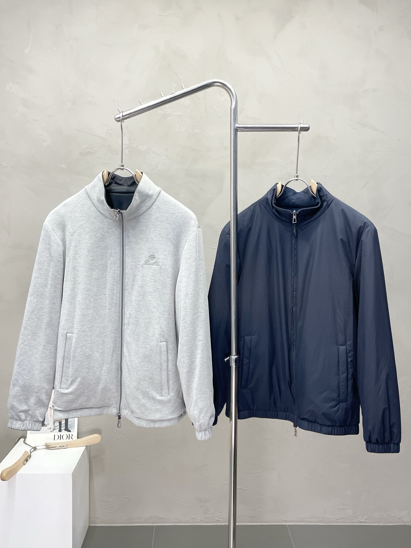 NO:504790,.LP-Loro Piana exclusively offers the latest fashionable autumn and winter cotton jackets. Double-sided design. A jacket with a very beautiful look. It is even more difficult to pick and quality control. You can buy it directly. You can't get it wrong! Through the detailed pictures, you can feel its powerful aura, and the warm-concentration effect is significant, so you don’t have to worry about the chill at all! It is both fashionable and functional, and the whole style looks more luxurious and elegant! Size M-3XL, loro piana,loro piana,jackets & coats,jackets & coats,alexander wang19860909.LP-Loro Piana诺悠翩雅独家专供最新时尚秋冬棉服夹克 双面穿设计 经典设计感与颜值爆棚的外套,品质更是无法挑剔品控可以直接入手,不容过错的高端臻品！通过细节图片便可感受到它强悍的气场,聚温保暖效果显著,完全不用担心会有一点寒意！时尚与功能性兼备,整款显得更加的奢华大气！ 尺码M-3XL,,loro piana,loro piana,jackets & coats,jackets & coats,alexander wang,Men's clothing