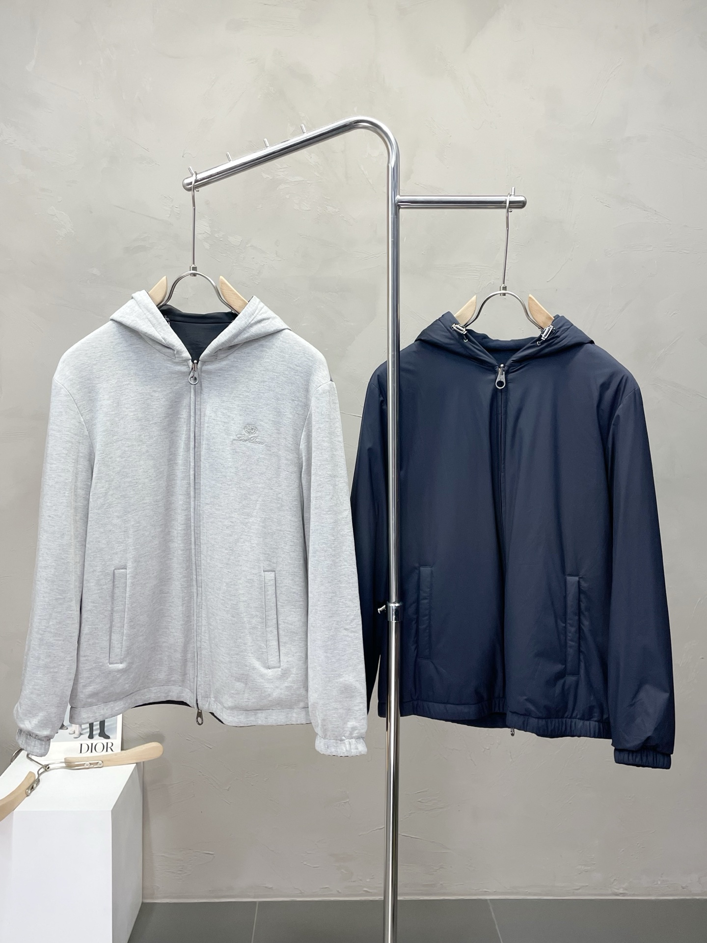 NO:504800,.LP-Loro Piana exclusively offers the latest fashion autumn and winter hooded cotton jackets, double-sided design, classic design and superb jackets, quality that cannot be picked and quality control can be purchased directly, and high-end products that cannot be missed! Through the detailed pictures, you can feel its powerful aura, and the warm-concentration effect is significant, so you don’t have to worry about the chill at all! It is both fashionable and functional, and the whole style looks more luxurious and elegant! Size M-3XL, loro piana,loro piana,jackets & coats,jackets & coats,hats,alexander wang19860909.LP-Loro Piana诺悠翩雅独家专供最新时尚秋冬连帽棉服夹克 双面穿设计 经典设计感与颜值爆棚的外套,品质更是无法挑剔品控可以直接入手,不容过错的高端臻品！通过细节图片便可感受到它强悍的气场,聚温保暖效果显著,完全不用担心会有一点寒意！时尚与功能性兼备,整款显得更加的奢华大气！ 尺码M-3XL,,loro piana,loro piana,jackets & coats,jackets & coats,hats,alexander wang,Men's clothing