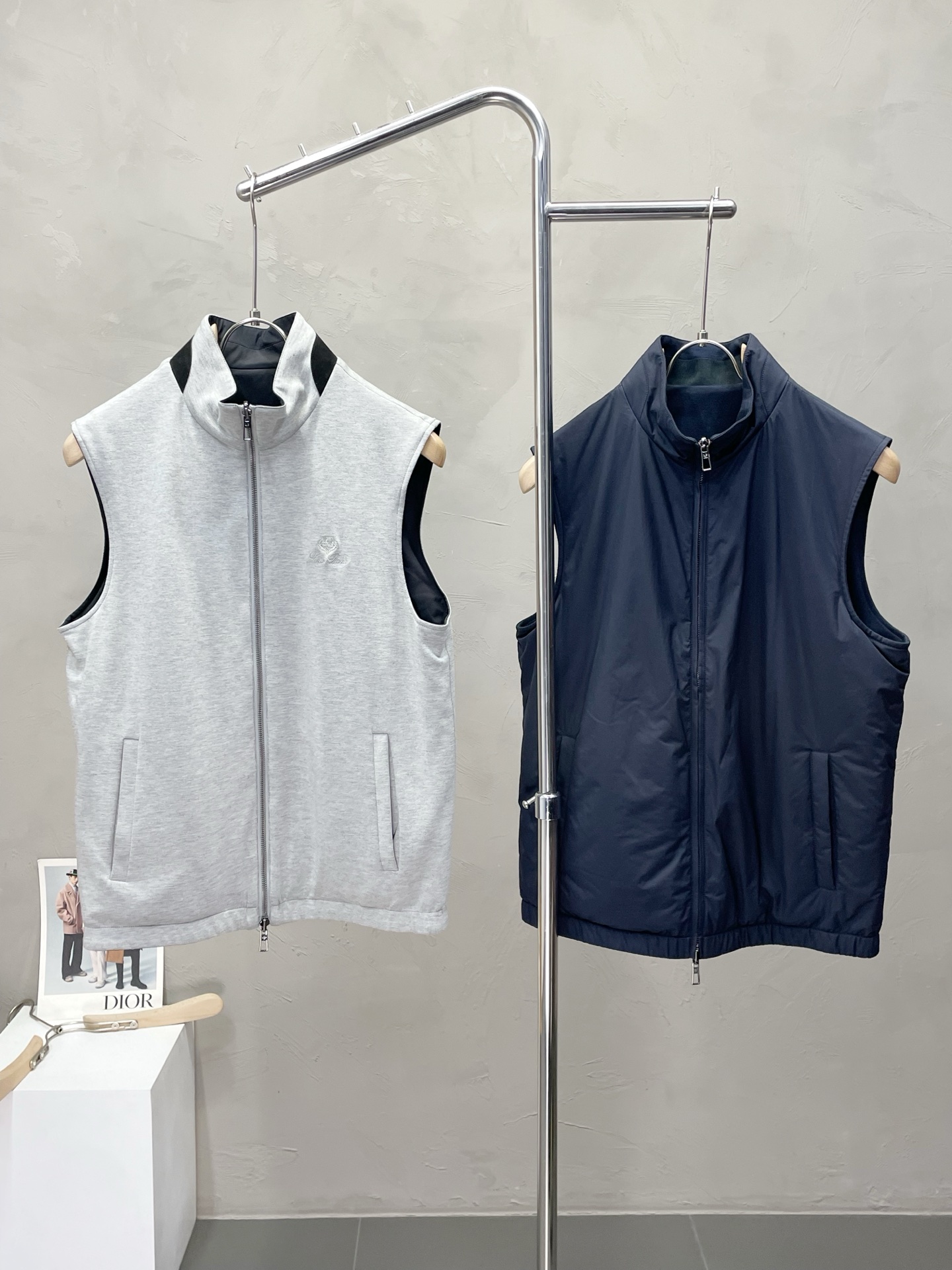 NO:504810,.LP-Loro Piana exclusively offers the latest fashion autumn and winter cotton vests. Double-sided design. A jacket with a very beautiful look. It is even more difficult to pick and control. You can buy it directly. You can't get it wrong! Through the detailed pictures, you can feel its powerful aura, and the warm-concentration effect is significant, so you don’t have to worry about the chill at all! It is both fashionable and functional, and the whole style looks more luxurious and elegant! Size M-3XL, loro piana, loro piana, jackets & coats, alexander wang19860909.LP-Loro Piana诺悠翩雅独家专供最新时尚秋冬棉服马甲 双面穿设计 经典设计感与颜值爆棚的外套,品质更是无法挑剔品控可以直接入手,不容过错的高端臻品！通过细节图片便可感受到它强悍的气场,聚温保暖效果显著,完全不用担心会有一点寒意！时尚与功能性兼备,整款显得更加的奢华大气！ 尺码M-3XL,,loro piana,loro piana,jackets & coats,alexander wang,Men's clothing