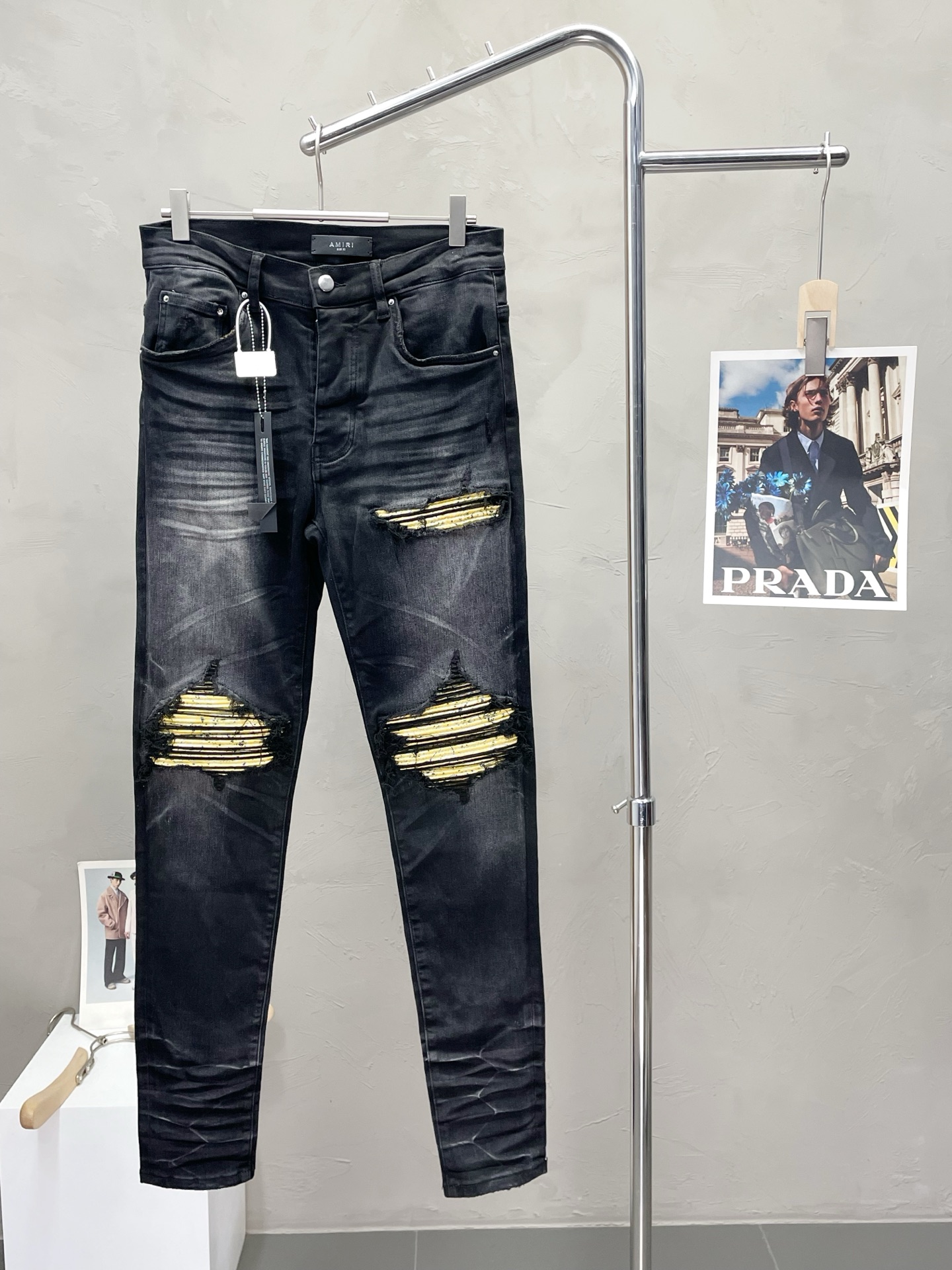 NO:503001,.AMIRI exclusively offers the high-end version of new trousers!  Customized fabrics for counters are breathable and comfortable, with impeccable details, and the brand element design concept reflects high quality. The feel is delicate and soft!  It is casually cut, with a great upper body style!  Number of codes 29.30.32.34.36.38,,amiri,alexander wang19860909.AMIRI独家专供新款小脚裤高端版本！专柜定制面料 透气舒适度高,细节无可挑剔,品牌元素设计理念,体现高品质.手感细腻柔软！呈现休闲裁剪,上身版型超赞！码数29.30.32.34.36.38,,amiri,alexander wang,Men's clothing