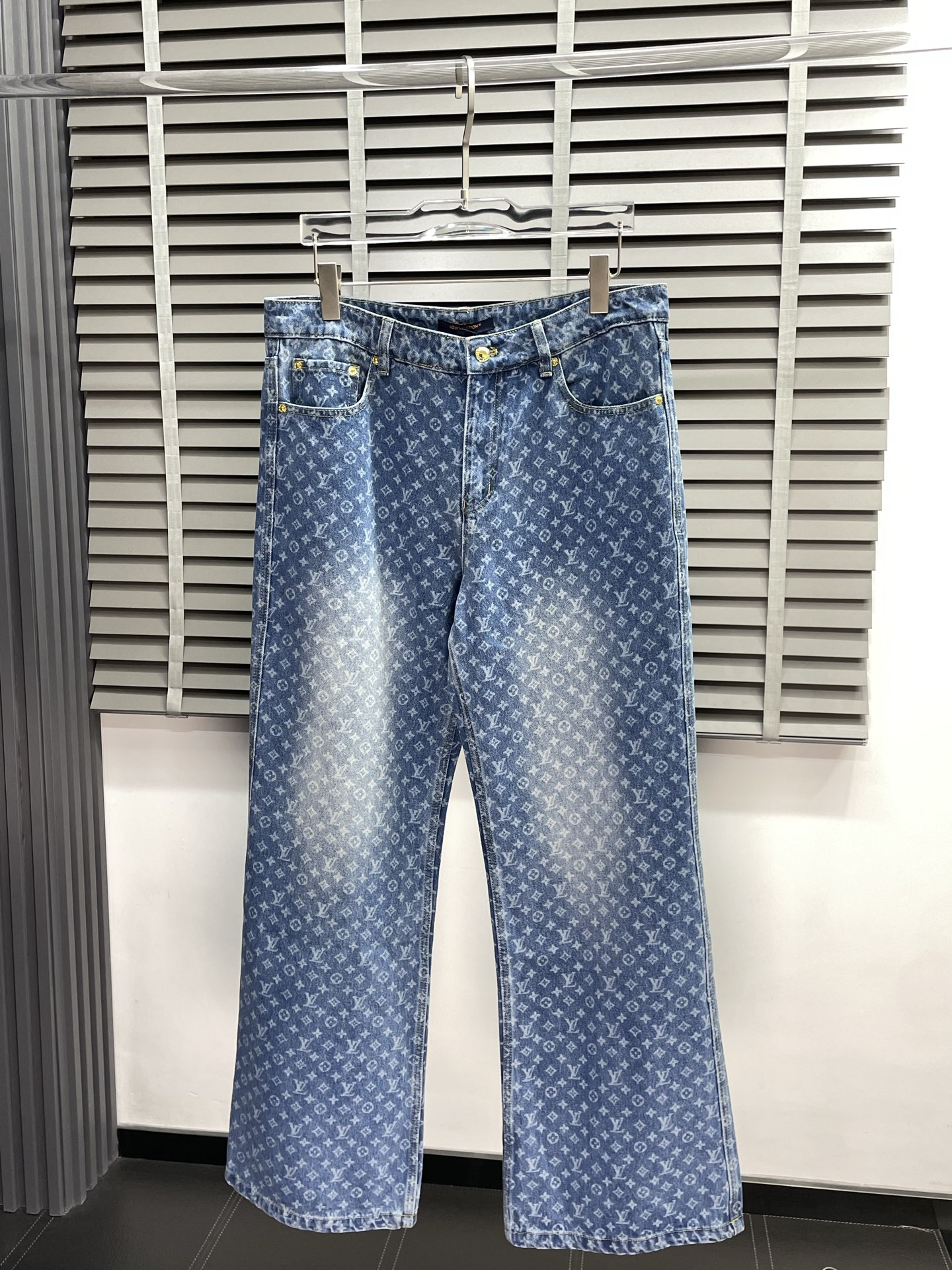 NO:504815,.Louis Vuitton exclusively for the new wide-leg jeans high-end version!  Customized fabrics for counters are breathable and comfortable, with impeccable details, and the brand element design concept reflects high quality. The feel is delicate and soft!  It is casually cut, with a great upper body style!  Count 36.38.40.42, louis vuitton,louis vuitton,jeans,alexander wang19860909.Louis Vuitton路易威登独家专供新款 阔腿牛仔裤高端版本！专柜定制面料 透气舒适度高,细节无可挑剔,品牌元素设计理念,体现高品质.手感细腻柔软！呈现休闲裁剪,上身版型超赞！码数36.38.40.42,,louis vuitton,louis vuitton,jeans,alexander wang,Men's clothing