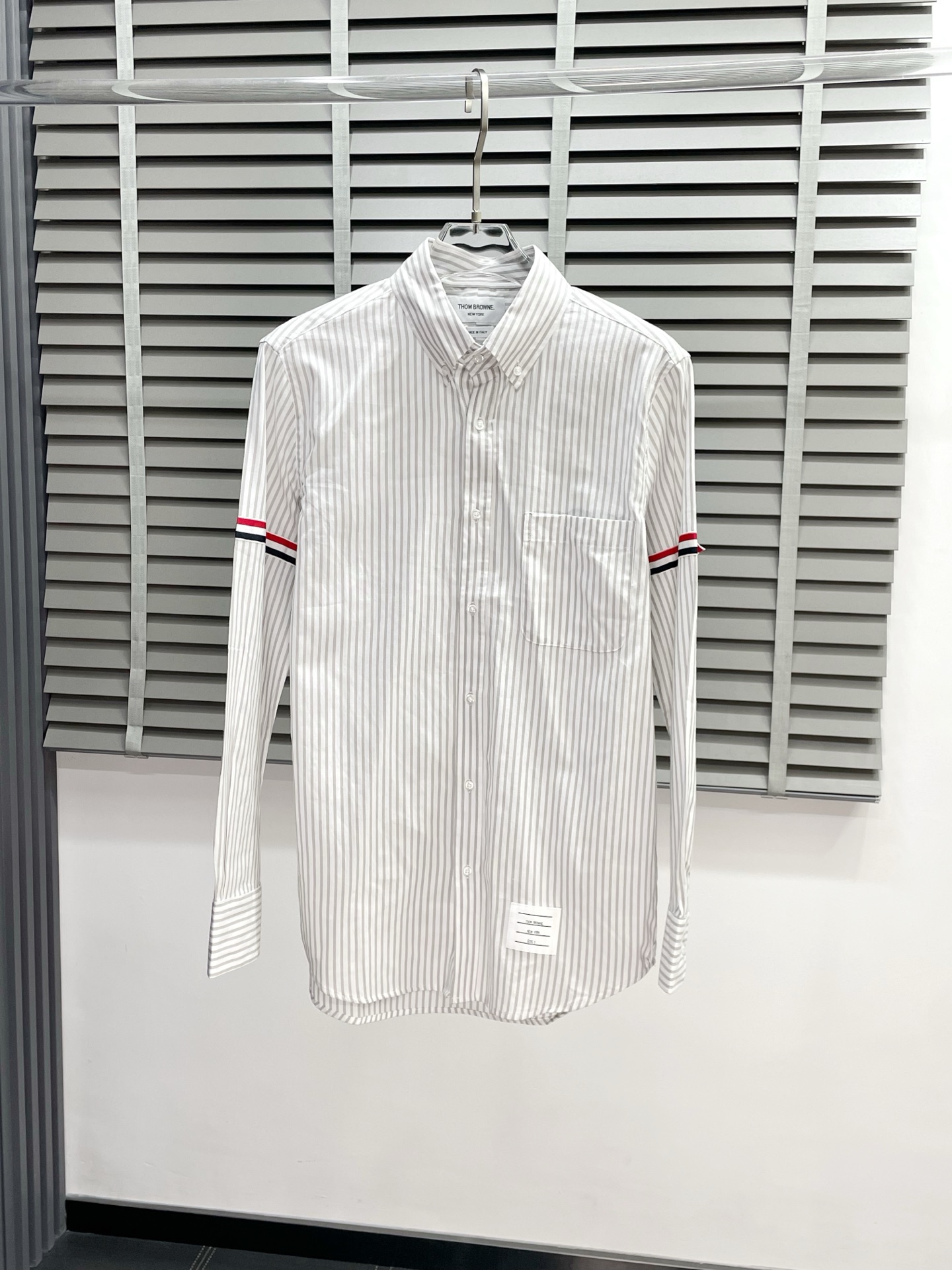 NO:504786,.Thom Browne Tom Brown exclusively offers new spring and autumn original single men's casual shirts. High-end customization. High-end version. Fashionable and versatile imported fabrics. Super soft and delicate touch. Comfortable skin-friendly and comfortable to wear. High-end boutique. OEM is very good at making the upper body. Men's must-have items. Three standards are complete. Number of 1-4. Thom browne,shirts,alexander wang.19860909.Thom Browne汤姆布朗独家专供新款春秋原单男士休闲衬衫 高端定制 高端版本 时尚百搭爆款进口面料 手感超柔软细腻 穿着亲肤舒适 高端精品 代工厂精细做上身非常赞 男士必备单品 三标齐全 码数1-4,,thom browne,shirts,alexander wang,Men's clothing