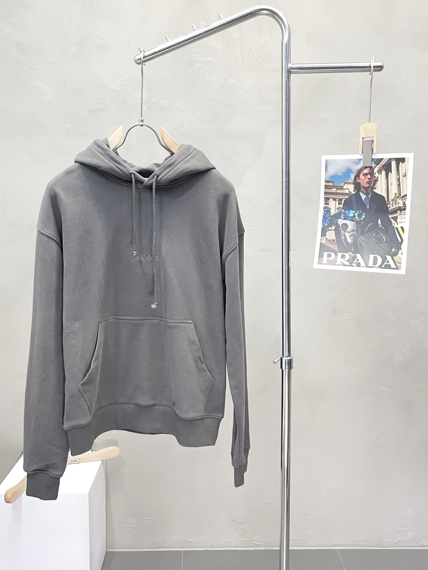 NO:503045,.Saint Laurent exclusively offers the latest autumn and winter hooded sweatshirts. Classic design and beautiful design. The quality is even more unscrupulous. You can buy it directly. You can't get it wrong! Through the detailed pictures, you can feel its powerful aura. The inner layer has a significant effect of warming and keeping warm. There is no need to worry about a little chill! It is both fashionable and functional, and the whole style looks more luxurious and elegant! Size S-XL, saint laurent, saint laurent, hoodie, sweatshirts, hats, alexander wang19860909.Saint Laurent圣罗兰独家专供最新秋冬连帽卫衣 经典设计与颜值爆棚的设计 品质更是无法挑剔品控可以直接入手,不容过错的高端臻品！通过细节图片便可感受到它强悍的气场,内里加绒 聚温保暖效果显著,完全不用担心会有一点寒意！时尚与功能性兼备,整款显得更加的奢华大气！ 尺码S-XL,,saint laurent,saint laurent,hoodie,sweatshirts,hats,alexander wang,Men's clothing