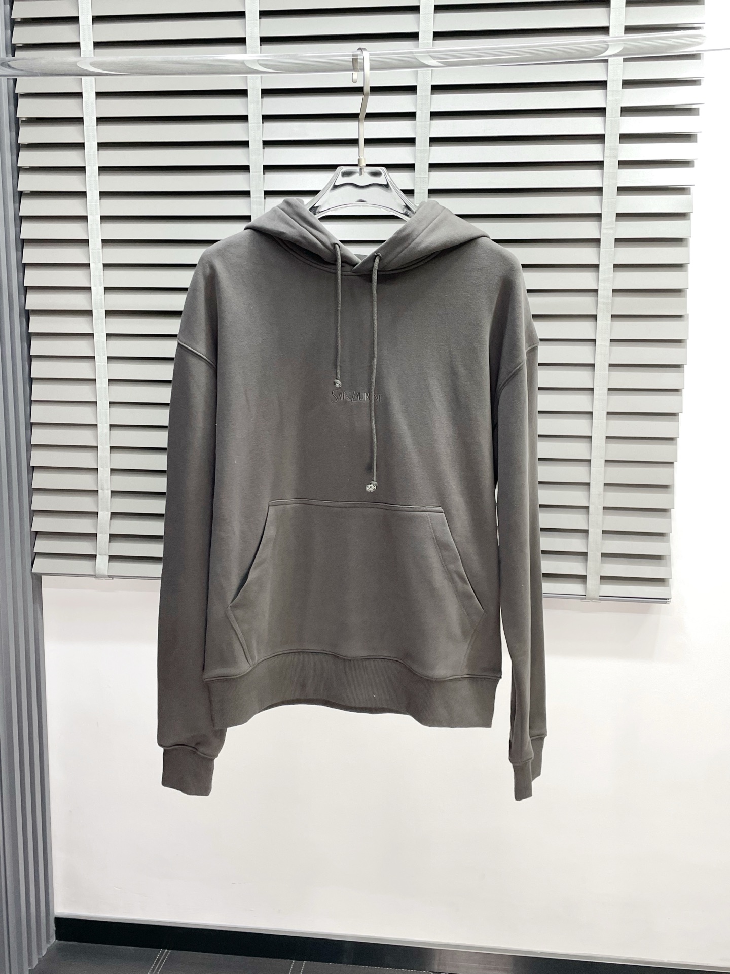 NO:504781,.Saint Laurent exclusively offers the latest autumn and winter hooded sweatshirts. Classic design and beautiful design. The quality is even more unscrupulous. You can buy it directly. You can't get it wrong! Through the detailed pictures, you can feel its powerful aura. The inner layer has a significant effect of warming and keeping warm. There is no need to worry about a little chill! It is both fashionable and functional, and the whole style looks more luxurious and elegant! Size S-XL, saint laurent, saint laurent, hoodie, sweatshirts, hats, alexander wang19860909.Saint Laurent圣罗兰独家专供最新秋冬连帽卫衣 经典设计与颜值爆棚的设计 品质更是无法挑剔品控可以直接入手,不容过错的高端臻品！通过细节图片便可感受到它强悍的气场,内里加绒 聚温保暖效果显著,完全不用担心会有一点寒意！时尚与功能性兼备,整款显得更加的奢华大气！ 尺码S-XL,,saint laurent,saint laurent,hoodie,sweatshirts,hats,alexander wang,Men's clothing