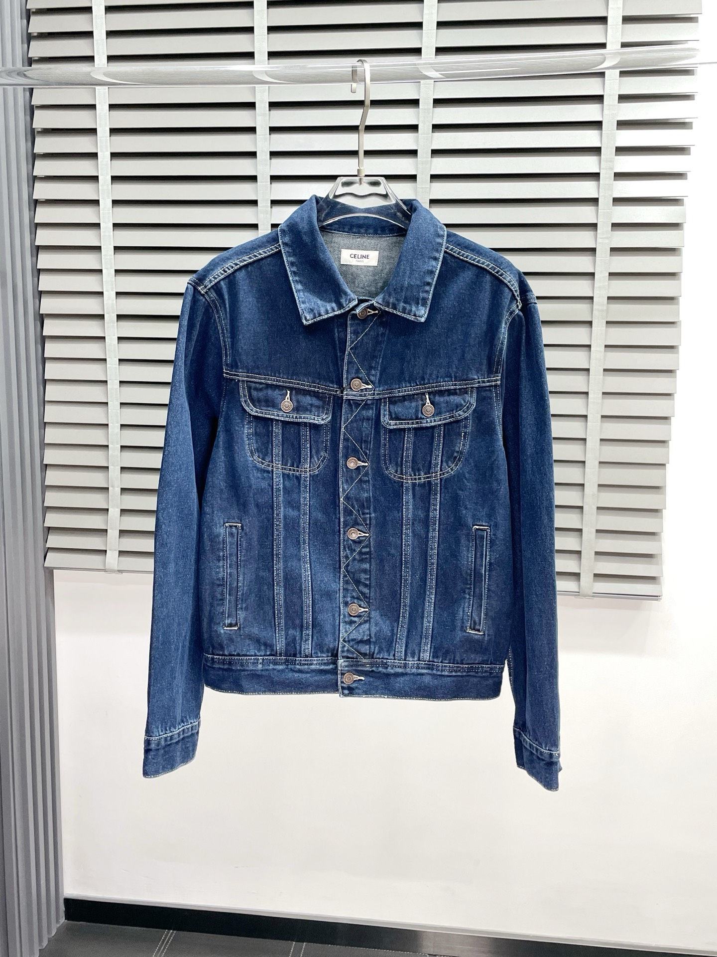 NO:504820,.CELINE exclusively offers the latest denim jackets, classic designs and designs with great looks. The quality is even more unscrupulous. You can buy them directly. You can’t get it wrong! Through the detailed pictures, you can feel its powerful aura. The inner layer has a significant effect of warming and keeping warm. There is no need to worry about a little chill! It is both fashionable and functional, and the whole style looks more luxurious and elegant! Size S-XL, celine, celine, jackets & coats, alexander wang19860909.CELINE赛琳独家专供最新牛仔外套 经典设计与颜值爆棚的设计 品质更是无法挑剔品控可以直接入手,不容过错的高端臻品！通过细节图片便可感受到它强悍的气场,内里加绒 聚温保暖效果显著,完全不用担心会有一点寒意！时尚与功能性兼备,整款显得更加的奢华大气！ 尺码S-XL,,celine,celine,jackets & coats,alexander wang,Men's clothing