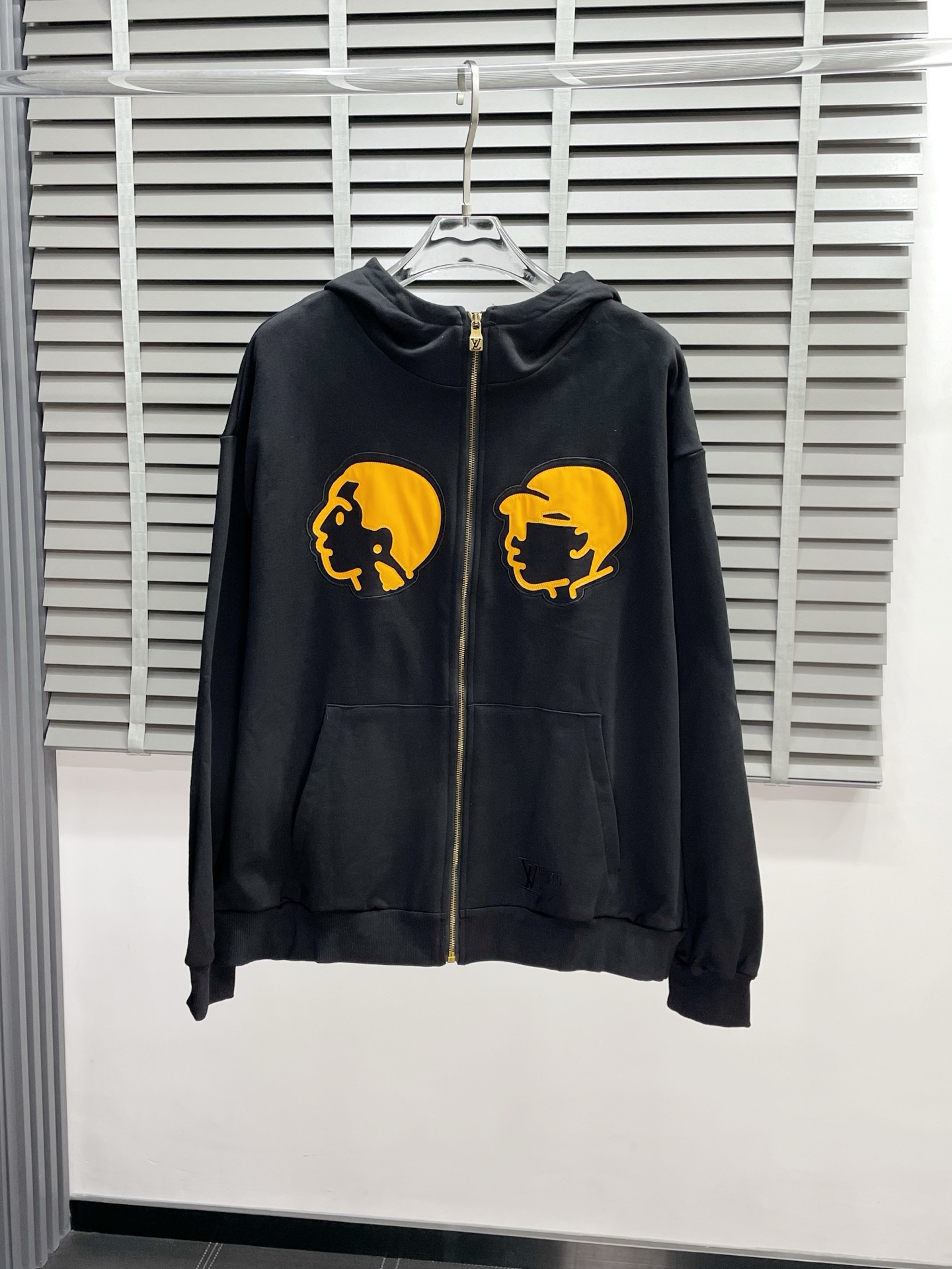 NO:504775,.Louis Vuitton exclusively offers the latest hooded jackets, classic designs and beautiful designs. The quality is even more unscrupulous. You can buy them directly. You can’t get it wrong! Through the detailed pictures, you can feel its powerful aura. The inner layer has a significant effect of warming and keeping warm. There is no need to worry about a little chill! It is both fashionable and functional, and the whole style looks more luxurious and elegant! Size S-XL, louis vuitton,louis vuitton,jackets & coats,hats,alexander wang19860909.Louis Vuitton路易威登独家专供最新连帽外套 经典设计与颜值爆棚的设计 品质更是无法挑剔品控可以直接入手,不容过错的高端臻品！通过细节图片便可感受到它强悍的气场,内里加绒 聚温保暖效果显著,完全不用担心会有一点寒意！时尚与功能性兼备,整款显得更加的奢华大气！ 尺码S-XL,,louis vuitton,louis vuitton,jackets & coats,hats,alexander wang,Men's clothing