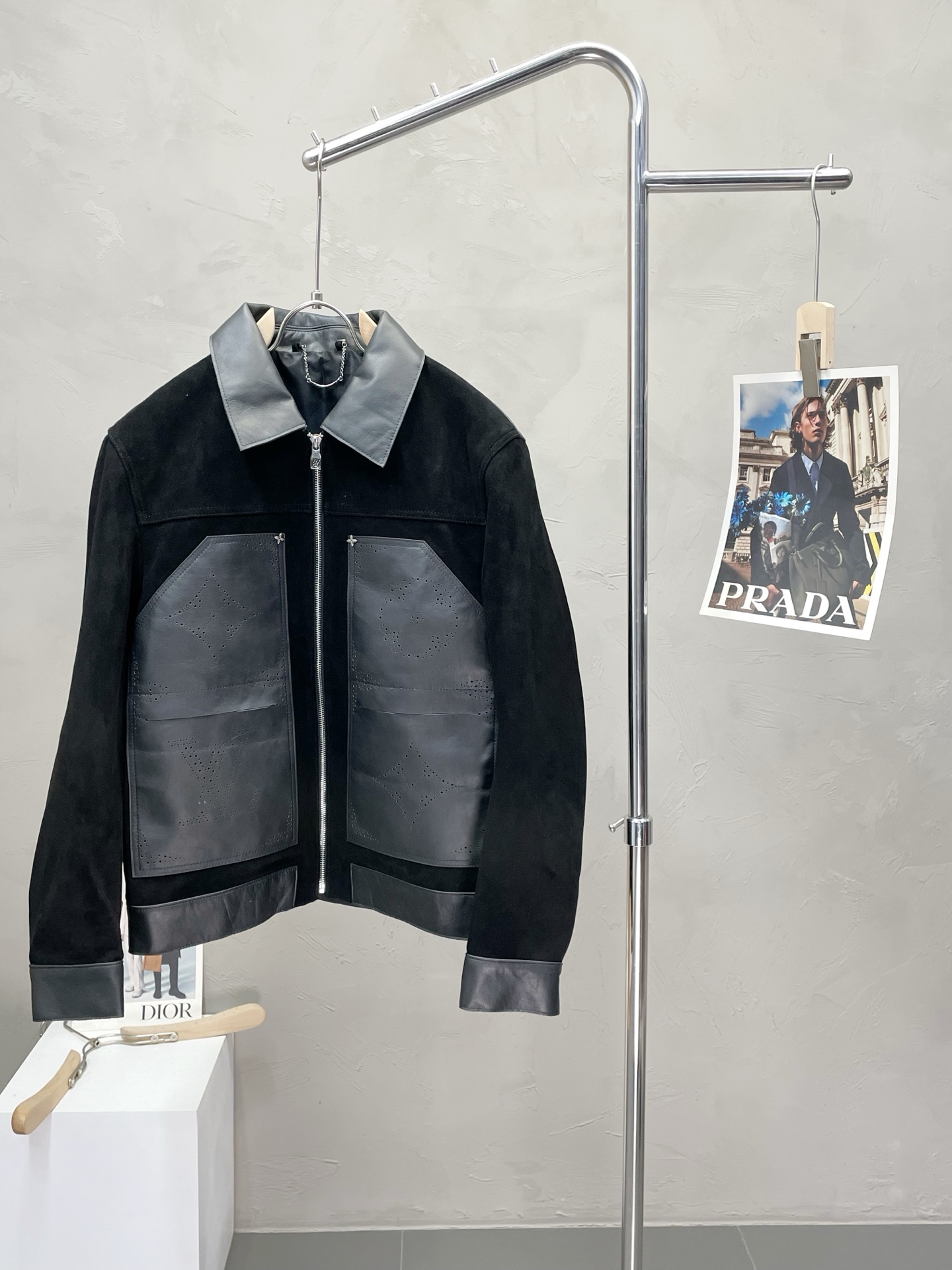 NO:503078,.Leather Jacket - Louis Vuitton exclusively offers the latest autumn and winter leather jackets. Classic design and beautiful leather jackets. Imported leather imported fabrics. The quality is even more unscrupulous. You can buy it directly. You can't get it wrong! Through the detailed pictures, you can feel its powerful aura, and the warm-concentration effect is significant, so you don’t have to worry about the chill at all! It is both fashionable and functional, and the whole style looks more luxurious and elegant! Size M-3XL, louis vuitton,louis vuitton,leather jacket,alexander wang19860909.皮衣-Louis Vuitton路易威登独家专供最新秋冬皮衣 经典设计与颜值爆棚的皮衣 进口皮进口面料 品质更是无法挑剔品控可以直接入手,不容过错的高端臻品！通过细节图片便可感受到它强悍的气场,聚温保暖效果显著,完全不用担心会有一点寒意！时尚与功能性兼备,整款显得更加的奢华大气！ 尺码M-3XL,,louis vuitton,louis vuitton,leather jacket,alexander wang,Men's clothing