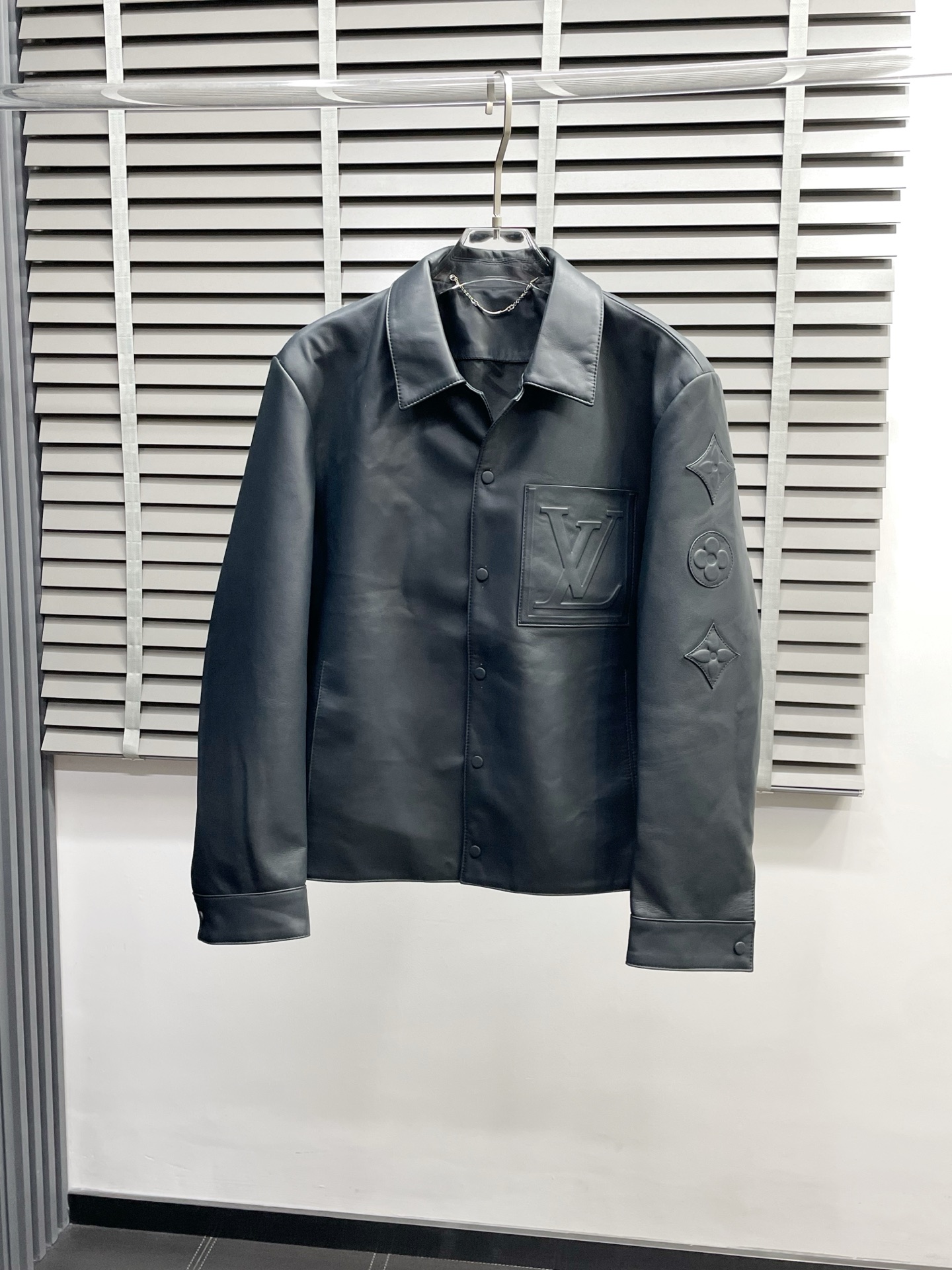 NO:504796,.Leather Jacket - Louis Vuitton exclusively offers the latest autumn and winter leather jackets. Classic design and beautiful leather jackets. Imported leather imported fabrics. The quality is even more unscrupulous. You can buy it directly. You can't get it wrong! Through the detailed pictures, you can feel its powerful aura, and the warm-concentration effect is significant, so you don’t have to worry about the chill at all! It is both fashionable and functional, and the whole style looks more luxurious and elegant! Size M-3XL, louis vuitton,louis vuitton,jackets & coats,jackets & coats,leather jacket,alexander wang19860909.皮衣-Louis Vuitton路易威登独家专供最新秋冬皮夹克外套 经典设计与颜值爆棚的皮衣 进口皮进口面料 品质更是无法挑剔品控可以直接入手,不容过错的高端臻品！通过细节图片便可感受到它强悍的气场,聚温保暖效果显著,完全不用担心会有一点寒意！时尚与功能性兼备,整款显得更加的奢华大气！ 尺码M-3XL,,louis vuitton,louis vuitton,jackets & coats,jackets & coats,leather jacket,alexander wang,Men's clothing