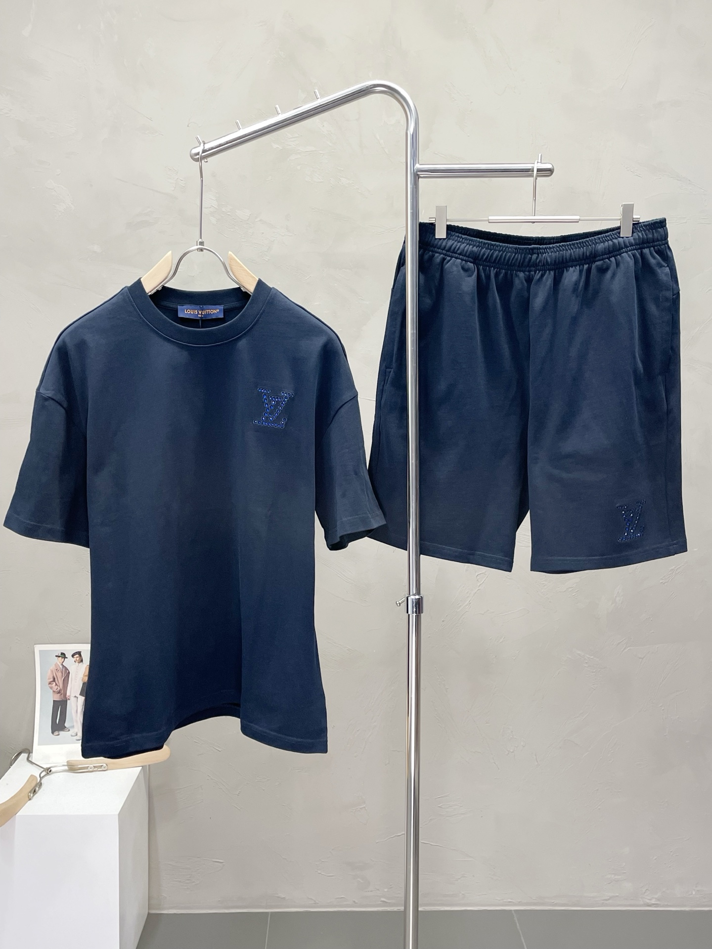 NO:504760,/Set. Louis Vuitton exclusively offers the same spring and summer set for the new counter, full of high-end feel!  The details are exquisite and high-end, and the workmanship is impeccable!  Imported fabrics are three-dimensional, exquisite and delicate. The original high-end double-sided jersey fabrics are very high-end!  The fabric is crisp, wrinkle-resistant, wear-resistant, moisture absorption, quick drying and breathable, neat and stylish. S-2XL, louis vuitton, louis vuitton, alexander wang19860909/套. Louis Vuitton路易威登独家专供新款专柜同款春夏套装,高级感满满！细节精致高档,做工无可挑剔！进口面料 立体精致细腻.原版高端双面平纹针织面料很显高级！面料挺括抗皱耐磨,吸湿速干透气,利落有型.码数S-2XL,,louis vuitton,louis vuitton,alexander wang,Men's clothing