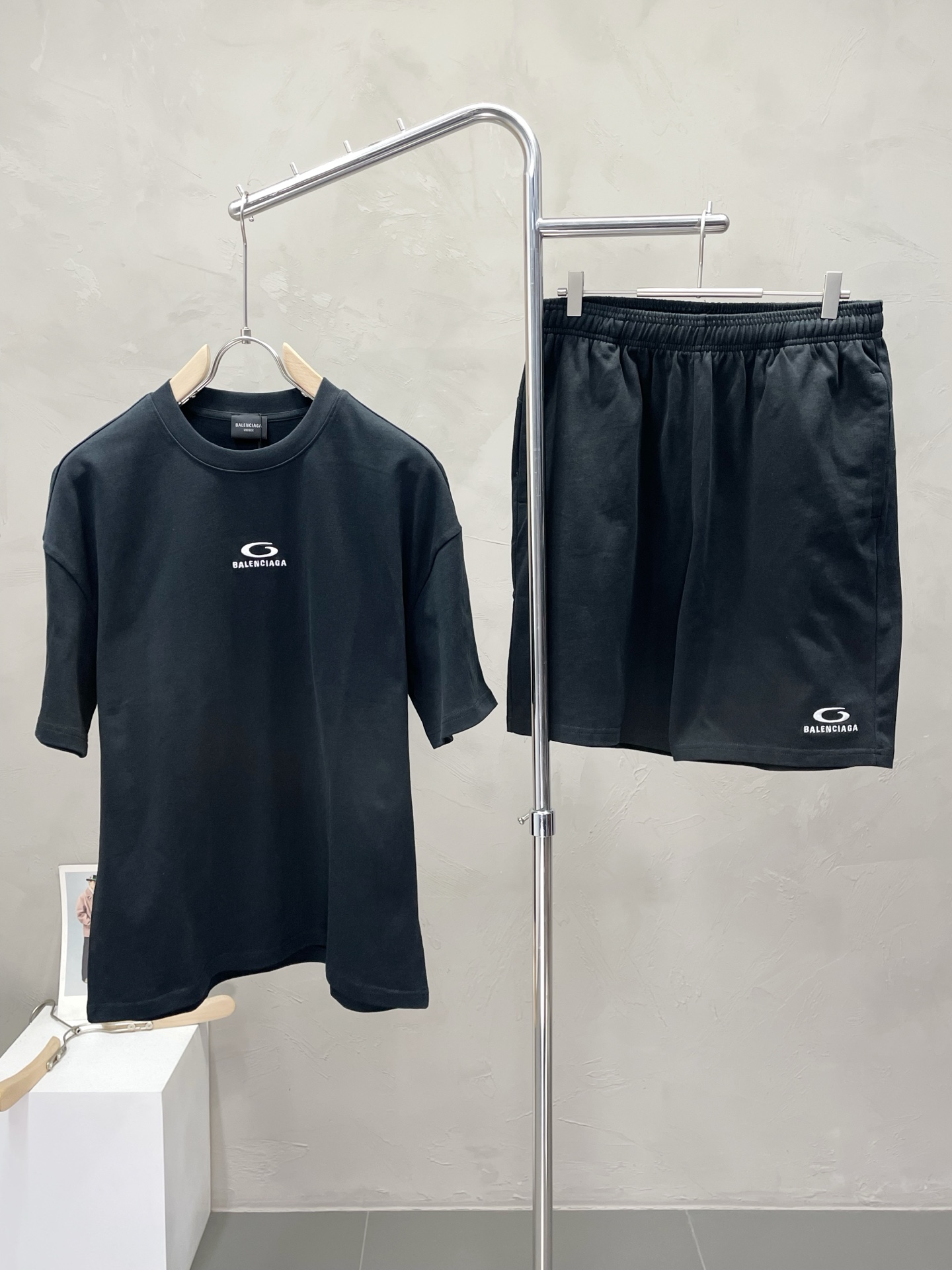 NO:504765,/set. Balenciaga exclusively offers the same spring and summer set for the new counter, full of high-end feel!  The details are exquisite and high-end, and the workmanship is impeccable!  Imported fabrics are three-dimensional, exquisite and delicate. The original high-end double-sided jersey fabrics are very high-end!  The fabric is crisp, wrinkle-resistant, wear-resistant, moisture absorption, quick drying and breathable, neat and stylish. S-2XL, balenciaga, balenciaga, alexander wang19860909/套. Balenciaga巴黎世家独家专供新款专柜同款春夏套装,高级感满满！细节精致高档,做工无可挑剔！进口面料 立体精致细腻.原版高端双面平纹针织面料很显高级！面料挺括抗皱耐磨,吸湿速干透气,利落有型.码数S-2XL,,balenciaga,balenciaga,alexander wang,Men's clothing