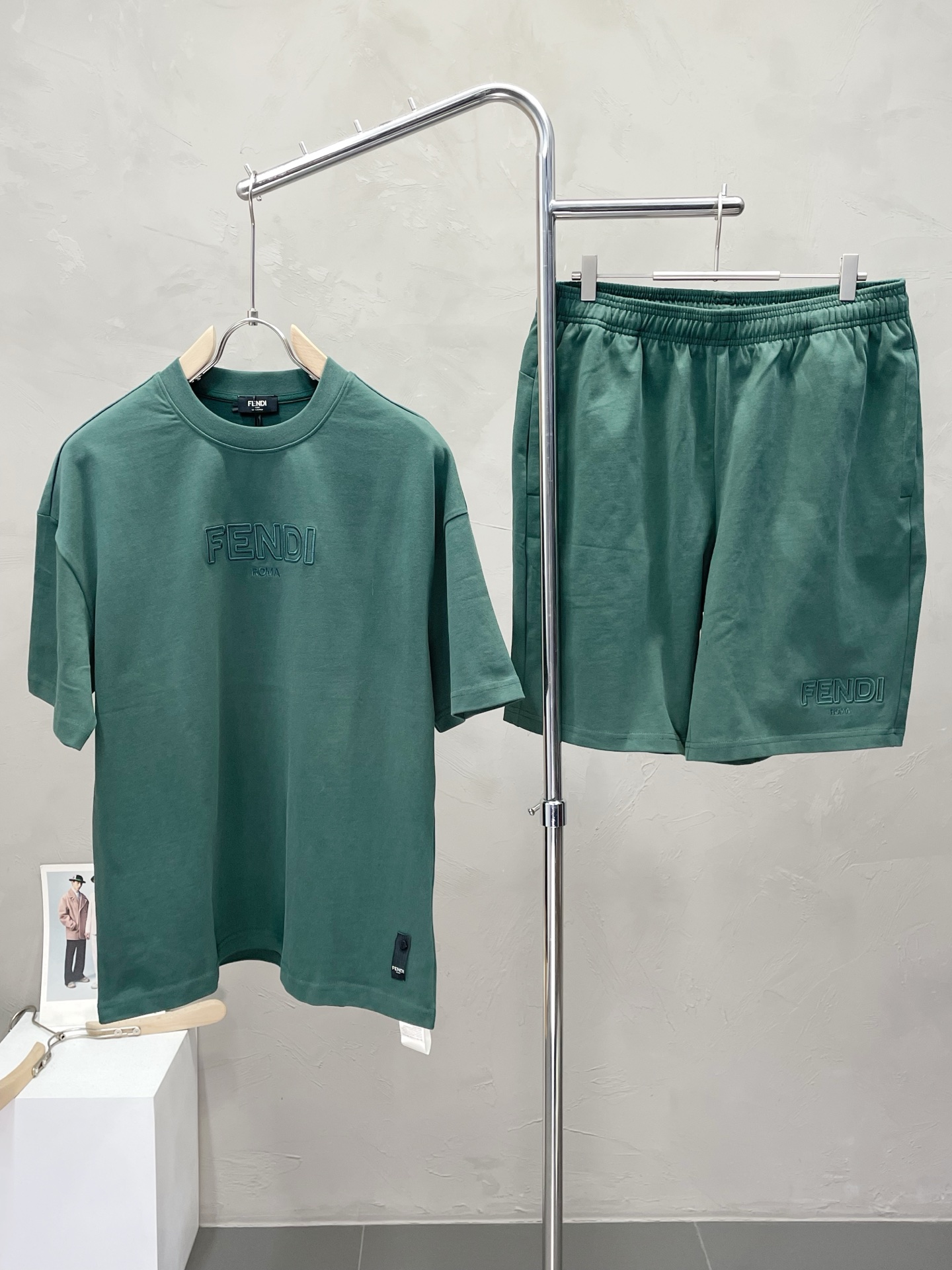 NO:504728,/set. FENDI exclusively offers the same spring and summer suit for the new counter, full of high-end feel!  The details are exquisite and high-end, and the workmanship is impeccable!  Imported fabrics are three-dimensional, exquisite and delicate. The original high-end double-sided jersey fabrics are very high-end!  The fabric is crisp, wrinkle-resistant, wear-resistant, moisture absorption, quick drying and breathable, neat and stylish. S-2XL, fendi, fendi, alexander wang19860909/套. FENDI芬迪独家专供新款专柜同款春夏套装,高级感满满！细节精致高档,做工无可挑剔！进口面料 立体精致细腻.原版高端双面平纹针织面料很显高级！面料挺括抗皱耐磨,吸湿速干透气,利落有型.码数S-2XL,,fendi,fendi,alexander wang,Men's clothing