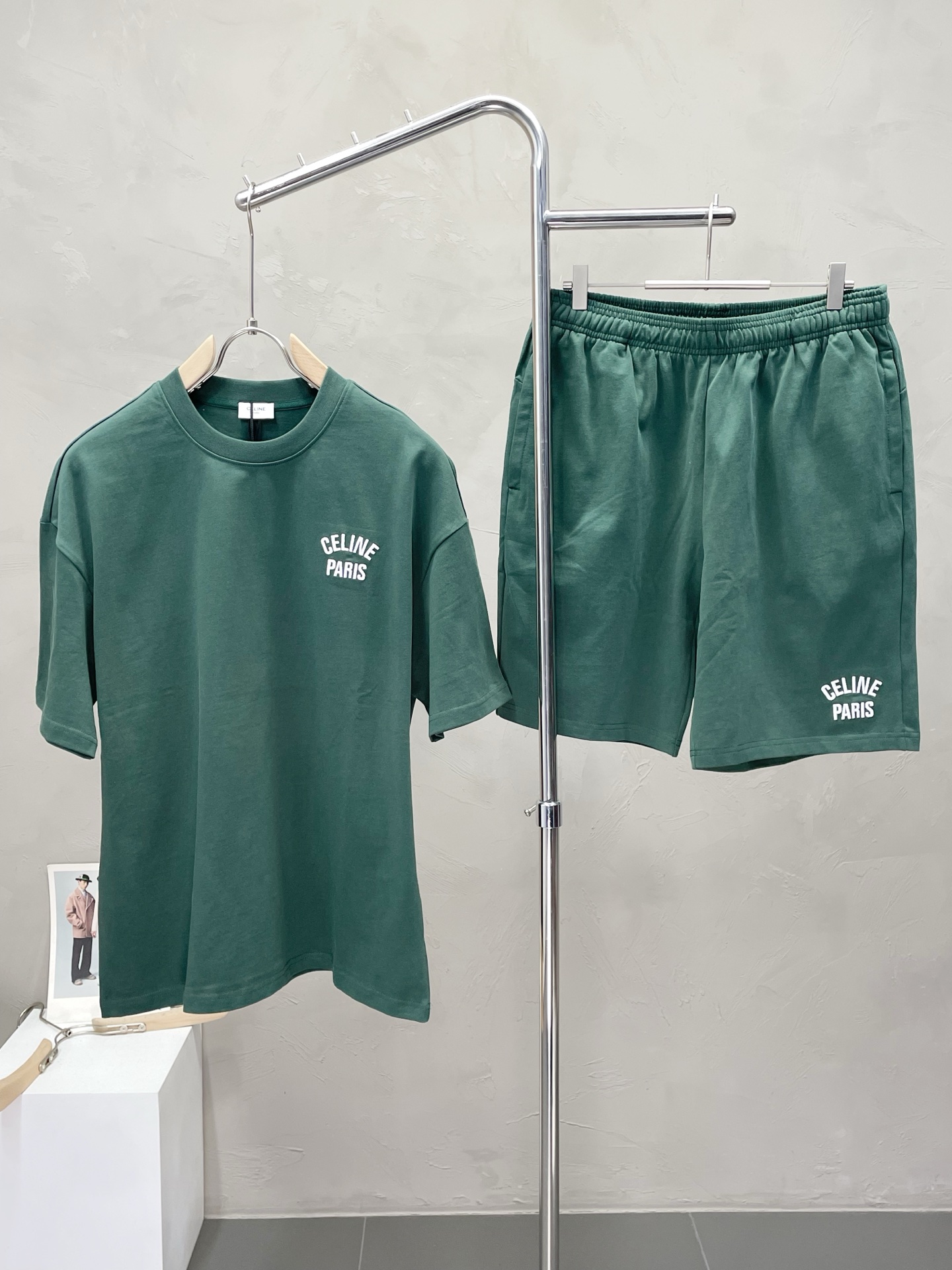 NO:504732,/set. CELINE exclusively offers the same spring and summer suit for the new counter, full of high-end feel!  The details are exquisite and high-end, and the workmanship is impeccable!  Imported fabrics are three-dimensional, exquisite and delicate. The original high-end double-sided jersey fabrics are very high-end!  The fabric is crisp, wrinkle-resistant, wear-resistant, moisture absorption, quick drying and breathable, neat and stylish. S-2XL, celine, celine, alexander wang19860909/套. CELINE赛琳独家专供新款专柜同款春夏套装,高级感满满！细节精致高档,做工无可挑剔！进口面料 立体精致细腻.原版高端双面平纹针织面料很显高级！面料挺括抗皱耐磨,吸湿速干透气,利落有型.码数S-2XL,,celine,celine,alexander wang,Men's clothing