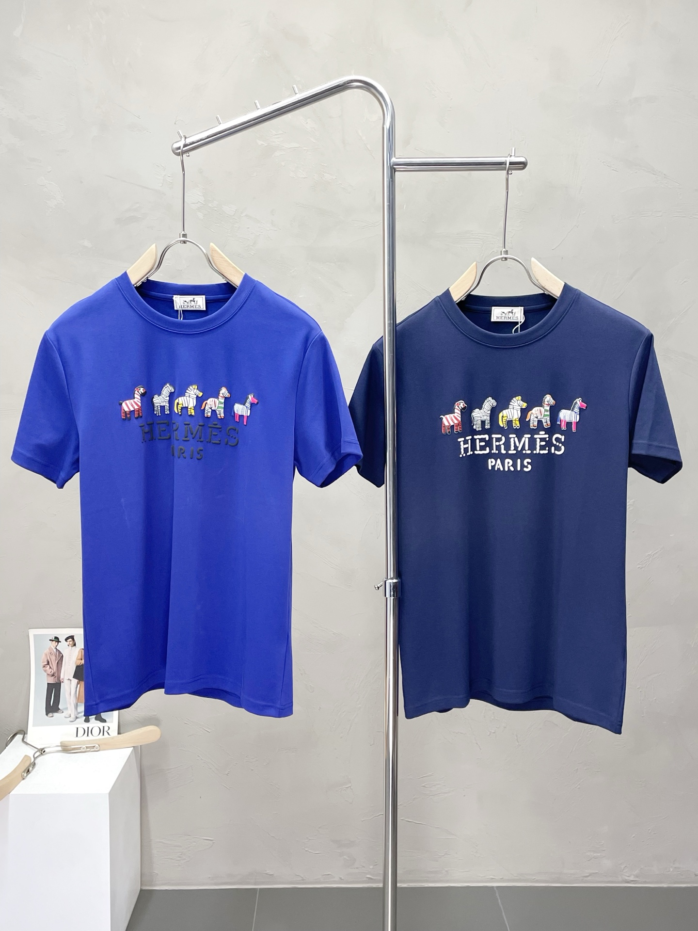 NO:504735,.Hermès exclusively offers new original single men's casual short sleeves, high-end customization, high-end version, fashionable and versatile imported fabric, super soft and delicate, skin-friendly and comfortable to wear, high-end boutique, OEM factory fine-made top body, very good men's essential items, three standards, code M-3XL,, hermes, hermes, T-shirt, alexander wang19860909.Hermès爱马仕独家专供新款原单男士休闲短袖 高端定制 高端版本 时尚百搭爆款进口面料 手感超柔软细腻 穿着亲肤舒适 高端精品 代工厂精细做上身非常赞 男士必备单品 三标齐全 码数M-3XL,,hermes,hermes,T-shirt,alexander wang,Men's clothing