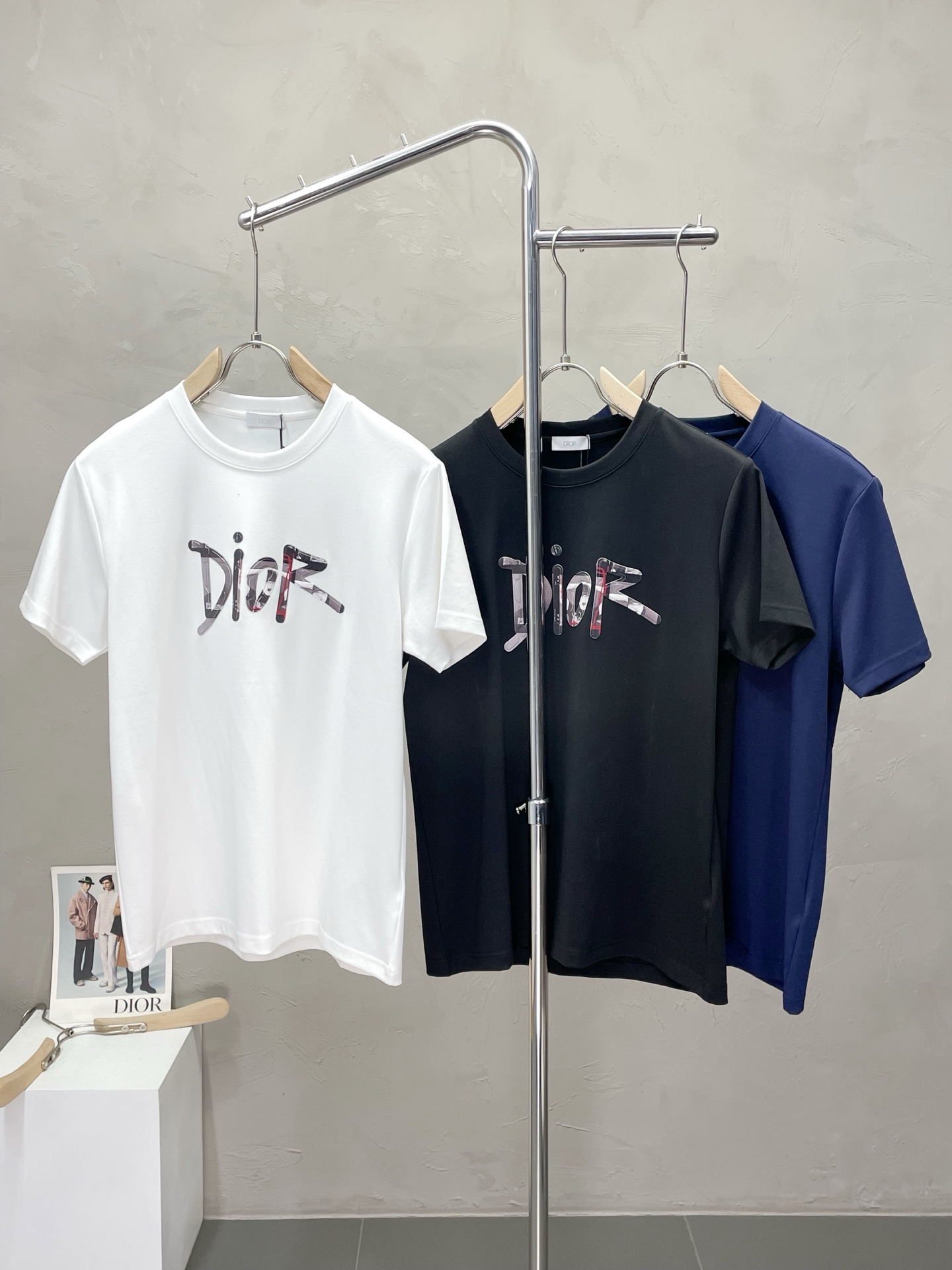 NO:504740,.Dior exclusively offers new original single men's casual short sleeves, high-end customization, high-end version, fashionable and versatile imported fabric, super soft and delicate, skin-friendly and comfortable to wear, high-end boutique, OEM, fine production, very good for the top body, men's essential items, three standards, M-3XL,,dior,dior,T-shirt,alexander wang19860909.Dior迪奥独家专供新款原单男士休闲短袖 高端定制 高端版本 时尚百搭爆款进口面料 手感超柔软细腻 穿着亲肤舒适 高端精品 代工厂精细做上身非常赞 男士必备单品 三标齐全 码数M-3XL,,dior,dior,T-shirt,alexander wang,Men's clothing