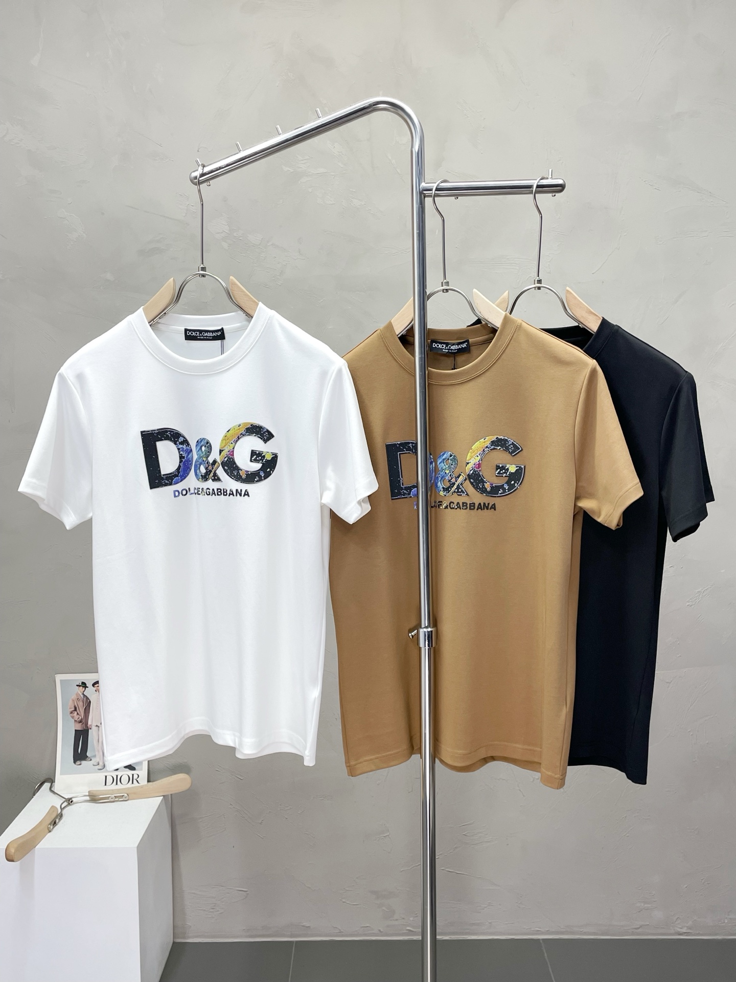 NO:502929,.Dolce & Gabbana exclusively offers new original single men's casual short sleeves, high-end customization, high-end version, fashionable and versatile imported fabric, super soft and delicate, skin-friendly and comfortable to wear, high-end boutique, OEM, fine-made top body, very good, men's essential items, three standards, complete code number M-3XL,,Dolce & Gabbana, Dolce & Gabbana, T-shirt, alexander wang19860909.Dolce&Gabbana杜嘉班纳独家专供新款原单男士休闲短袖 高端定制 高端版本 时尚百搭爆款进口面料 手感超柔软细腻 穿着亲肤舒适 高端精品 代工厂精细做上身非常赞 男士必备单品 三标齐全 码数M-3XL,,Dolce&Gabbana,Dolce&Gabbana,T-shirt,alexander wang,Men's clothing