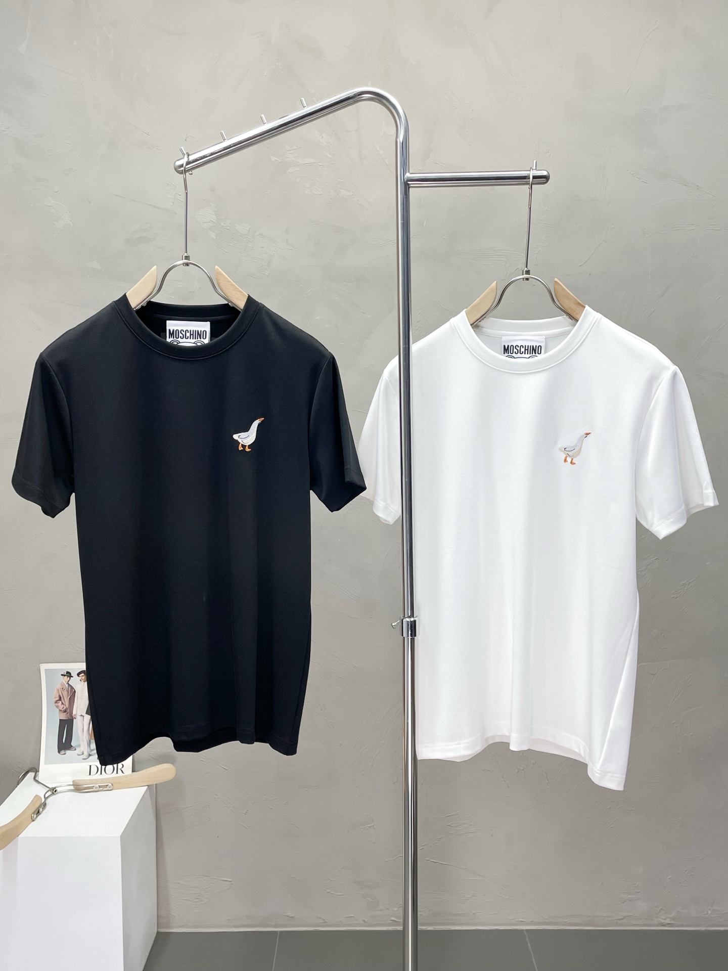 NO:502936,.MOSCHINO exclusively offers new original single men's casual short sleeves, high-end customization, high-end version, fashionable and versatile imported fabric, super soft and delicate, skin-friendly and comfortable to wear, high-end boutique, OEM, fine production, very good for the upper body, men's essential items, complete three standards, M-3XL,, T-shirt, alexander wang19860909.MOSCHINO莫斯奇诺独家专供新款原单男士休闲短袖 高端定制 高端版本 时尚百搭爆款进口面料 手感超柔软细腻 穿着亲肤舒适 高端精品 代工厂精细做上身非常赞 男士必备单品 三标齐全 码数M-3XL,,T-shirt,alexander wang,Men's clothing