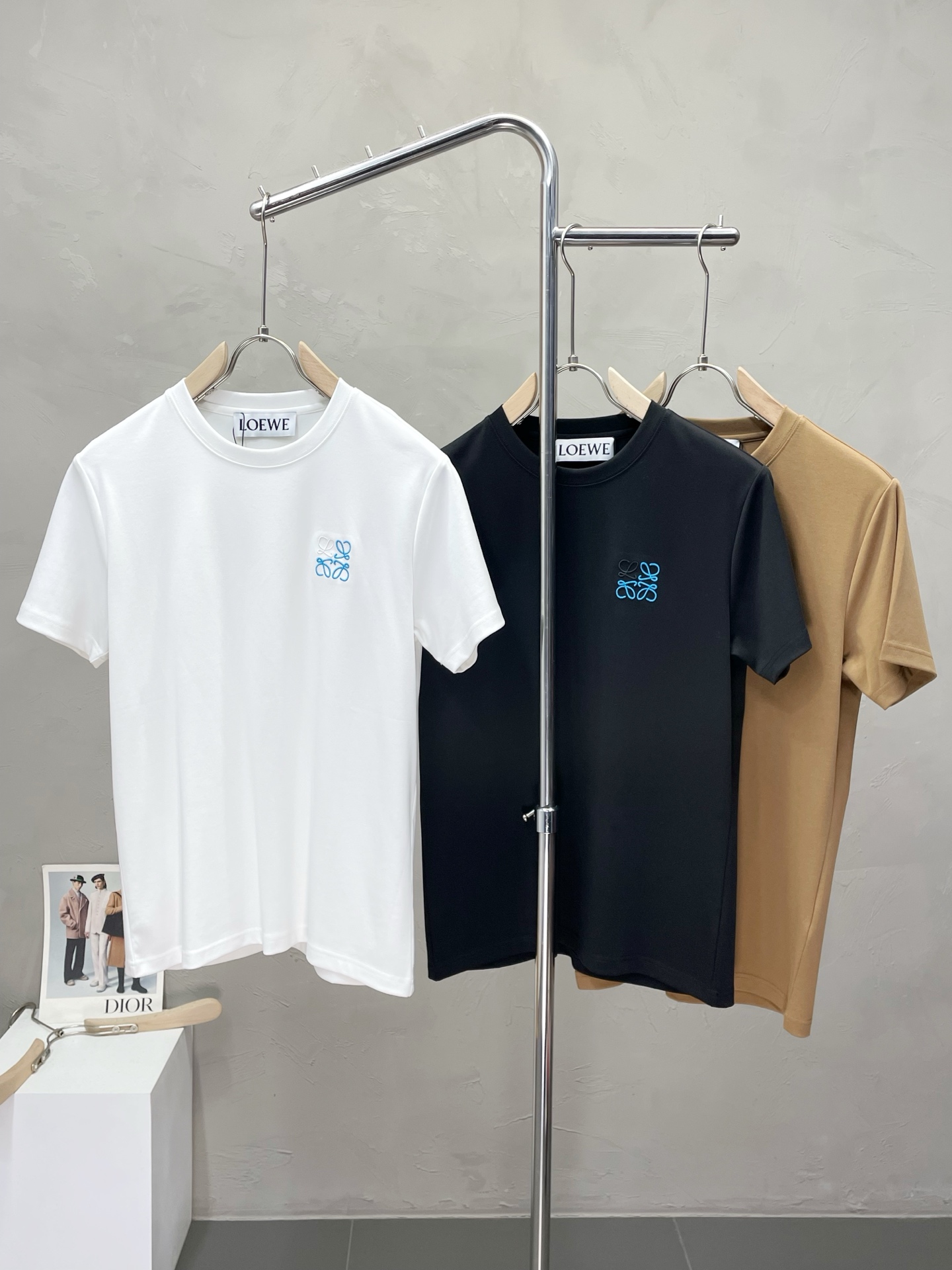 NO:502939,.LOEWE exclusively offers new original single men's casual short sleeves, high-end customization, high-end version, fashionable and versatile imported fabric, super soft and delicate, skin-friendly and comfortable to wear, high-end boutique, OEM, fine-made top body, very good, men's essential items, three standards, code M-3XL,,loewe,loewe,T-shirt,alexander wang19860909.LOEWE罗意威独家专供新款原单男士休闲短袖 高端定制 高端版本 时尚百搭爆款进口面料 手感超柔软细腻 穿着亲肤舒适 高端精品 代工厂精细做上身非常赞 男士必备单品 三标齐全 码数M-3XL,,loewe,loewe,T-shirt,alexander wang,Men's clothing