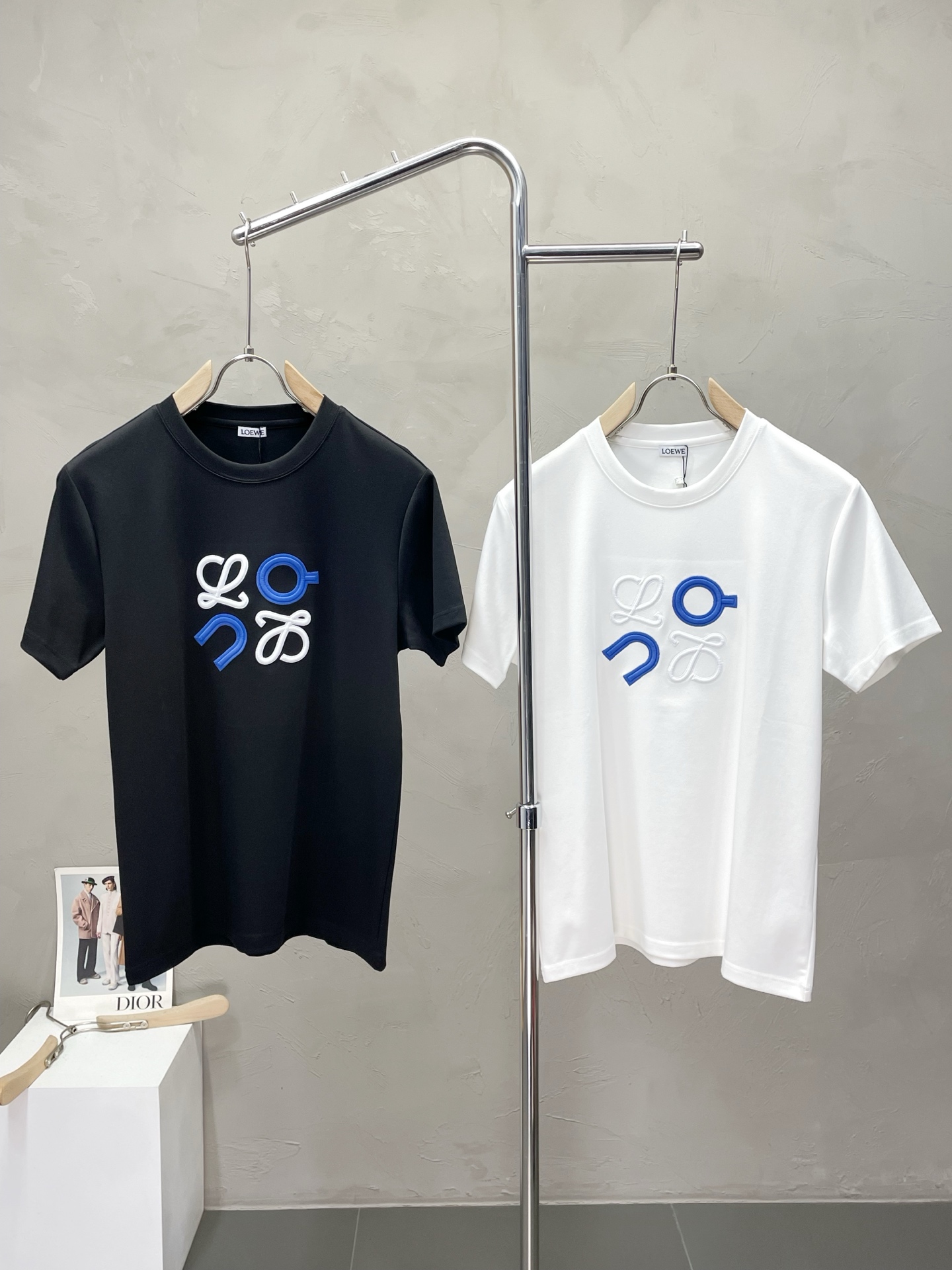 NO:504755,.LOEWE exclusively offers new original single men's casual short sleeves, high-end customization, high-end version, fashionable and versatile imported fabric, super soft and delicate, skin-friendly and comfortable to wear, high-end boutique, OEM, fine-made top body, very good, men's essential items, three standards, code M-3XL,,loewe,loewe,T-shirt,alexander wang19860909.LOEWE罗意威独家专供新款原单男士休闲短袖 高端定制 高端版本 时尚百搭爆款进口面料 手感超柔软细腻 穿着亲肤舒适 高端精品 代工厂精细做上身非常赞 男士必备单品 三标齐全 码数M-3XL,,loewe,loewe,T-shirt,alexander wang,Men's clothing