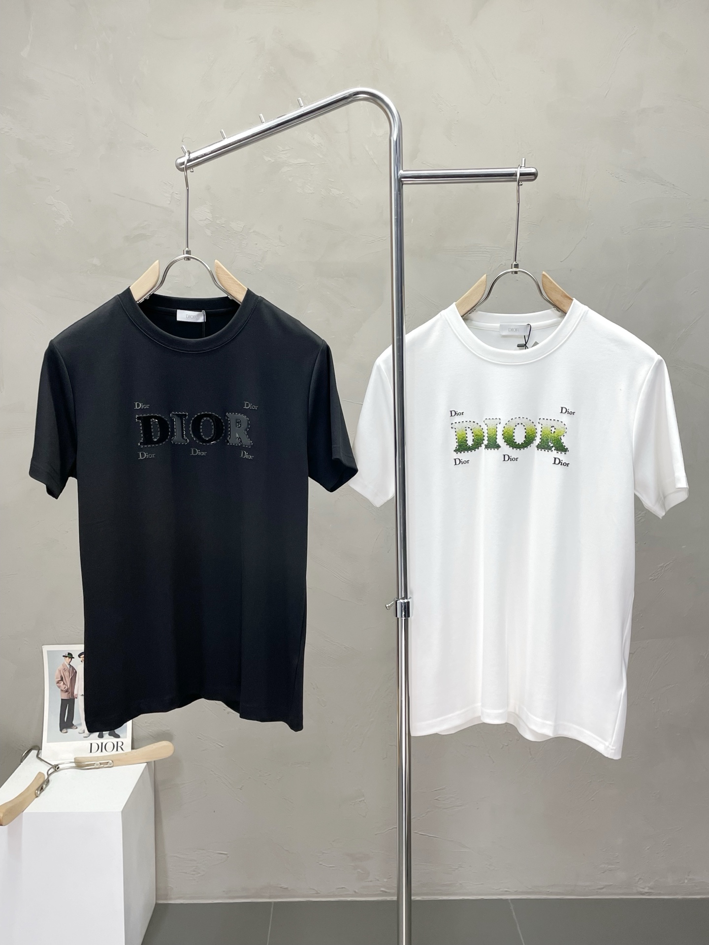 NO:502949,.Dior exclusively offers new original single men's casual short sleeves, high-end customization, high-end version, fashionable and versatile imported fabric, super soft and delicate, skin-friendly and comfortable to wear, high-end boutique, OEM, fine production, very good for the top body, men's essential items, three standards, M-3XL,,dior,dior,T-shirt,alexander wang19860909.Dior迪奥独家专供新款原单男士休闲短袖 高端定制 高端版本 时尚百搭爆款进口面料 手感超柔软细腻 穿着亲肤舒适 高端精品 代工厂精细做上身非常赞 男士必备单品 三标齐全 码数M-3XL,,dior,dior,T-shirt,alexander wang,Men's clothing