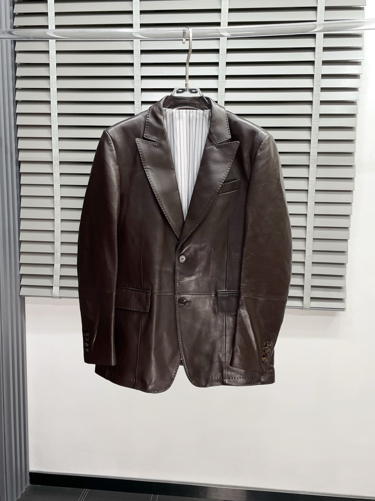 NO:504801,.Leather Jacket-BC-Brunello Cucineli Brunello Cucineli exclusively for the latest autumn and winter leather jackets, classic design and beautiful leather jackets, imported leather imported fabrics, quality is even more unscrupulous, and high-end products that cannot be criticized for quality control. Through the detailed pictures, you can feel its powerful aura, and the warm-concentration effect is significant, so you don’t have to worry about the chill at all! It is both fashionable and functional, and the whole style looks more luxurious and elegant! Size M-3XL, brunello cucinelli, jackets & coats, jackets & coats,leather jacket,alexander wang19860909.皮衣-BC-Brunello Cucineli 布鲁内洛 库奇内利独家专供最新秋冬皮夹克外套 经典设计与颜值爆棚的皮衣 进口皮进口面料 品质更是无法挑剔品控可以直接入手,不容过错的高端臻品！通过细节图片便可感受到它强悍的气场,聚温保暖效果显著,完全不用担心会有一点寒意！时尚与功能性兼备,整款显得更加的奢华大气！ 尺码M-3XL,,brunello cucinelli,jackets & coats,jackets & coats,leather jacket,alexander wang,Men's clothing