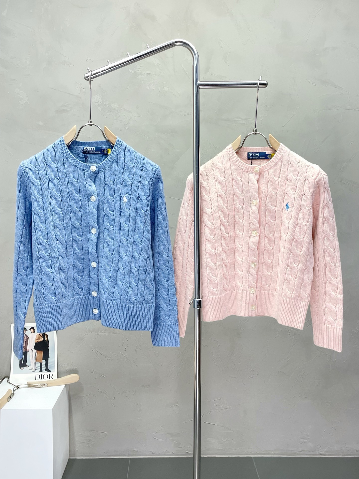 NO:504739,.Ralph Lauren exclusively offers the latest fashionable autumn and winter sweater jackets, the same style for men and women. The classic design and appearance of jackets, the quality is even more unscrupulous. You can buy them directly. You can’t get it wrong! Through the detailed pictures, you can feel its powerful aura, and the warm-concentration effect is significant, so you don’t have to worry about the chill at all! It is both fashionable and functional, and the whole style looks more luxurious and elegant! Size S-L, loro piana, jackets & coats, sweaters, alexander wang19860909.Ralph Lauren拉夫劳伦独家专供最新时尚秋冬毛衣外套 男女同款 经典设计感与颜值爆棚的外套,品质更是无法挑剔品控可以直接入手,不容过错的高端臻品！通过细节图片便可感受到它强悍的气场,聚温保暖效果显著,完全不用担心会有一点寒意！时尚与功能性兼备,整款显得更加的奢华大气！ 尺码S-L,,loro piana,jackets & coats,sweaters,alexander wang,Men's clothing