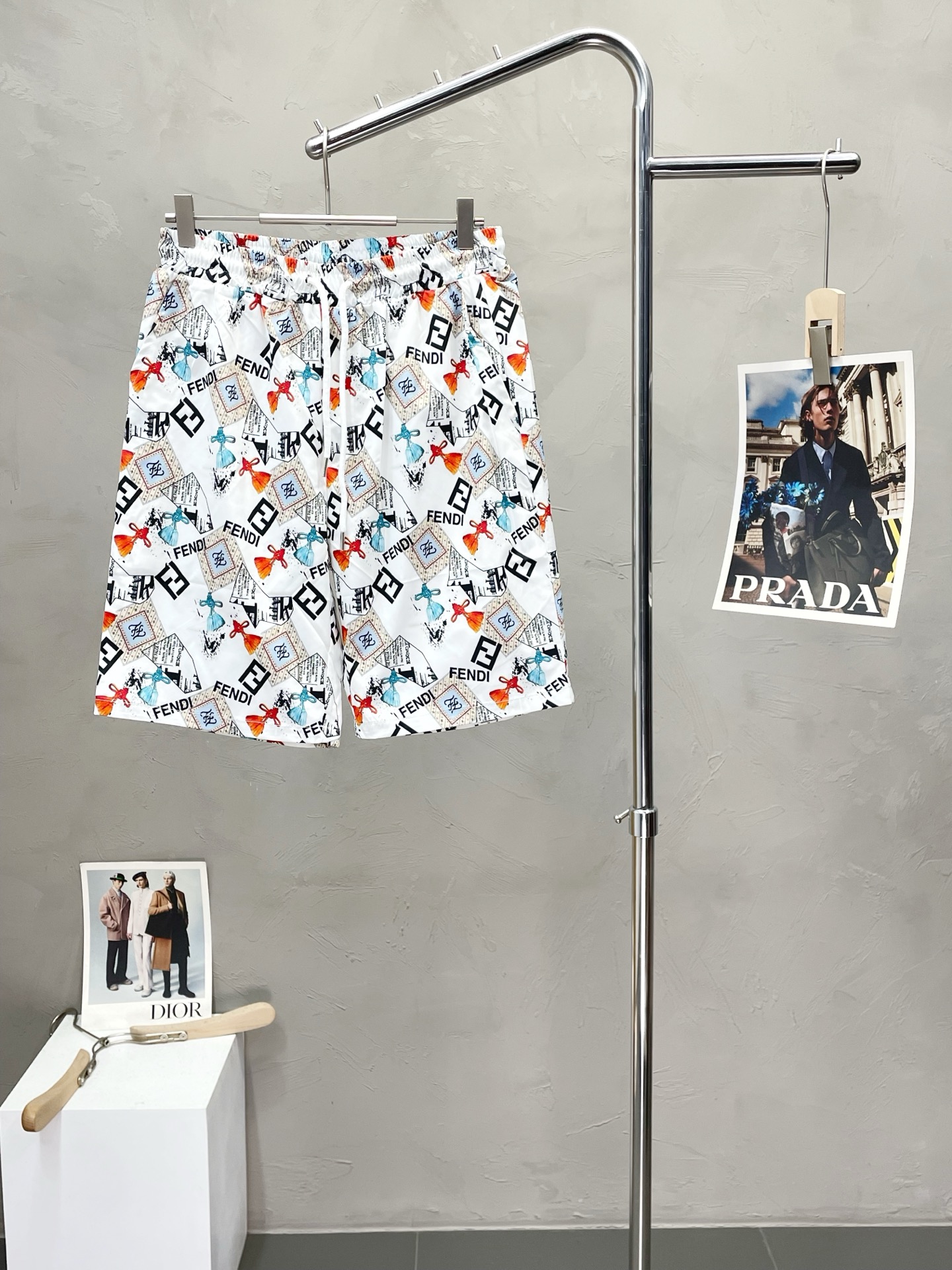 NO:504729,.FENDI exclusively offers new casual shorts high-end version!  Customized fabrics for counters are breathable and comfortable, with impeccable details, and the brand element design concept reflects high quality. The feel is delicate and soft!  It is casually cut, with a great upper body style!  Number of codes: M-3XL, fendi, fendi, shorts, alexander wang19860909.FENDI芬迪独家专供新款休闲短裤 高端版本！专柜定制面料 透气舒适度高,细节无可挑剔,品牌元素设计理念,体现高品质.手感细腻柔软！呈现休闲裁剪,上身版型超赞！码数:M-3XL,,fendi,fendi,shorts,alexander wang,Men's clothing