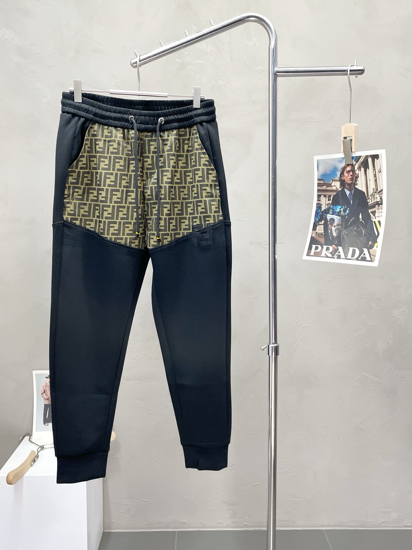 NO:504700,.FENDI exclusively offers new casual trousers high-end version!  Customized fabrics for counters are breathable and comfortable, with impeccable details, and the brand element design concept reflects high quality. The feel is delicate and soft!  It is casually cut, with a great upper body style!  Number of codes: M-3XL, fendi, fendi, alexander wang19860909.FENDI芬迪独家专供新款休闲长裤 高端版本！专柜定制面料 透气舒适度高,细节无可挑剔,品牌元素设计理念,体现高品质.手感细腻柔软！呈现休闲裁剪,上身版型超赞！码数:M-3XL,,fendi,fendi,alexander wang,Men's clothing