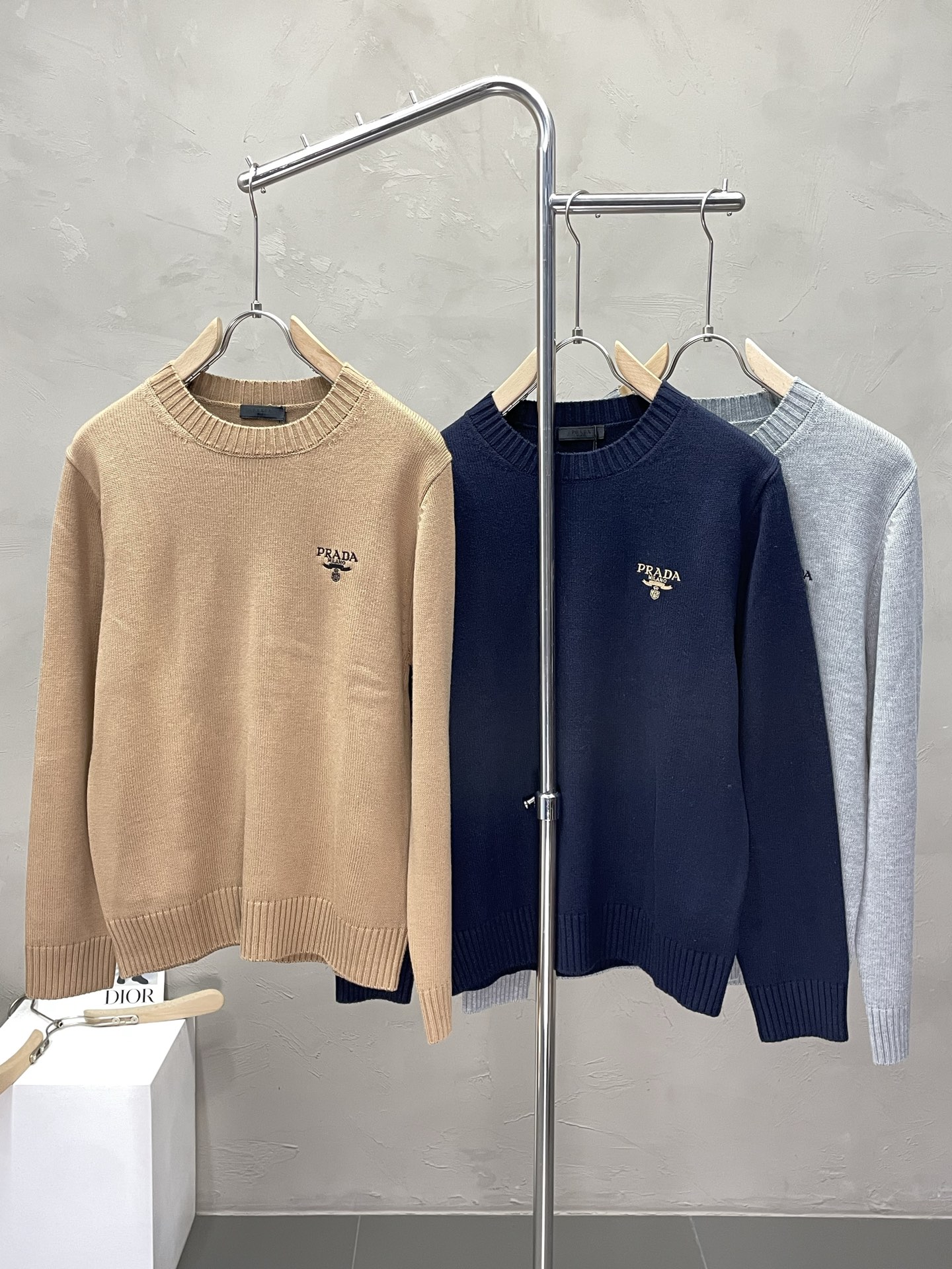 NO:504759,.Prada exclusively offers the latest fashionable autumn and winter sweaters. A jacket with a classic design and appearance. It is even more difficult to pick and control. You can buy it directly. You can’t get it wrong! Through the detailed pictures, you can feel its powerful aura, and the warm-concentration effect is significant, so you don’t have to worry about the chill at all! It is both fashionable and functional, and the whole style looks more luxurious and elegant! Size M-2XL, prada, prada, jackets & coats, sweaters, alexander wang19860909.Prada普拉达独家专供最新时尚秋冬毛衣 经典设计感与颜值爆棚的外套,品质更是无法挑剔品控可以直接入手,不容过错的高端臻品！通过细节图片便可感受到它强悍的气场,聚温保暖效果显著,完全不用担心会有一点寒意！时尚与功能性兼备,整款显得更加的奢华大气！ 尺码M-2XL,,prada,prada,jackets & coats,sweaters,alexander wang,Men's clothing