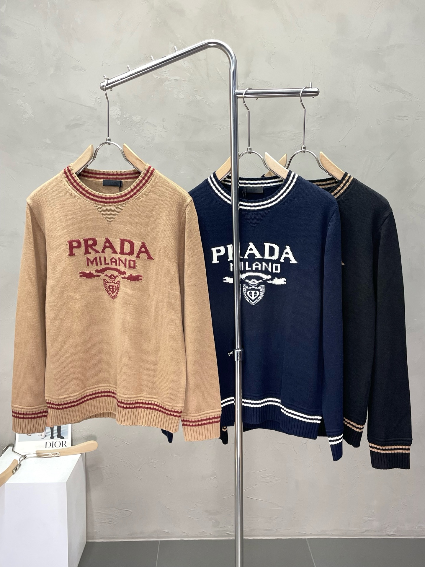 NO:504749,.Prada exclusively offers the latest fashionable autumn and winter sweaters. A jacket with a classic design and appearance. It is even more difficult to pick and control. You can buy it directly. You can’t get it wrong! Through the detailed pictures, you can feel its powerful aura, and the warm-concentration effect is significant, so you don’t have to worry about the chill at all! It is both fashionable and functional, and the whole style looks more luxurious and elegant! Size S-2XL, prada, prada, jackets & coats, sweaters, alexander wang19860909.Prada普拉达独家专供最新时尚秋冬毛衣 经典设计感与颜值爆棚的外套,品质更是无法挑剔品控可以直接入手,不容过错的高端臻品！通过细节图片便可感受到它强悍的气场,聚温保暖效果显著,完全不用担心会有一点寒意！时尚与功能性兼备,整款显得更加的奢华大气！ 尺码S-2XL,,prada,prada,jackets & coats,sweaters,alexander wang,Men's clothing