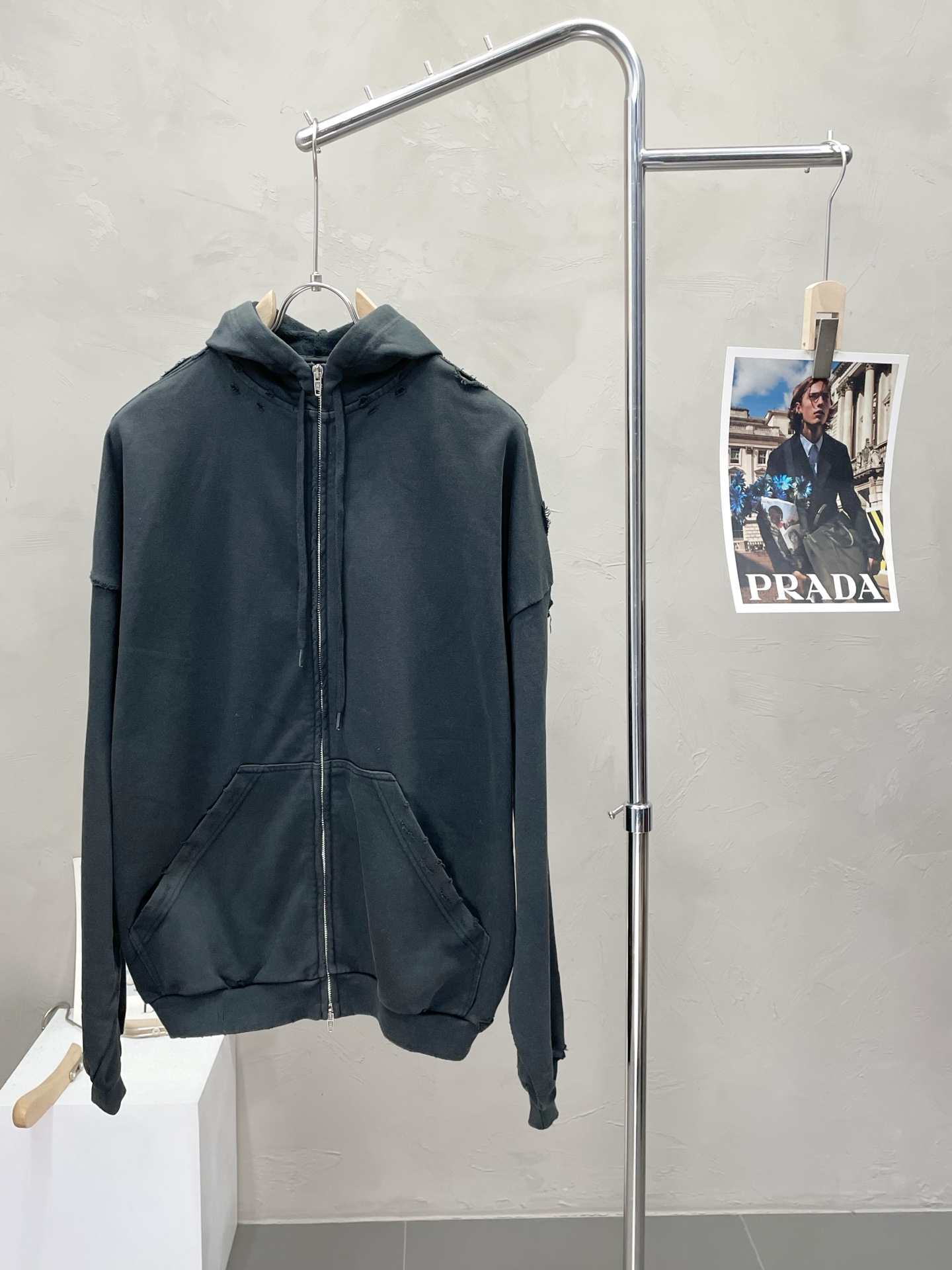 NO:520464,.Balenciaga exclusively offers the latest spring and autumn hooded jackets. A jacket with a classic design and appearance, and the quality is even more unscrupulous. You can buy it directly. You can't get it wrong! Through the detailed pictures, you can feel its powerful aura, and the warm-concentration effect is significant, so you don’t have to worry about the chill at all! It is both fashionable and functional, and the whole style looks more luxurious and elegant! Size 1.2.3.4, balenciaga, balenciaga, jackets & coats, hats, alexander wang19860909.Balenciaga巴黎世家独家专供最新春秋连帽外套 经典设计感与颜值爆棚的外套,品质更是无法挑剔品控可以直接入手,不容过错的高端臻品！通过细节图片便可感受到它强悍的气场,聚温保暖效果显著,完全不用担心会有一点寒意！时尚与功能性兼备,整款显得更加的奢华大气！ 尺码1.2.3.4,,balenciaga,balenciaga,jackets & coats,hats,alexander wang,Men's clothing