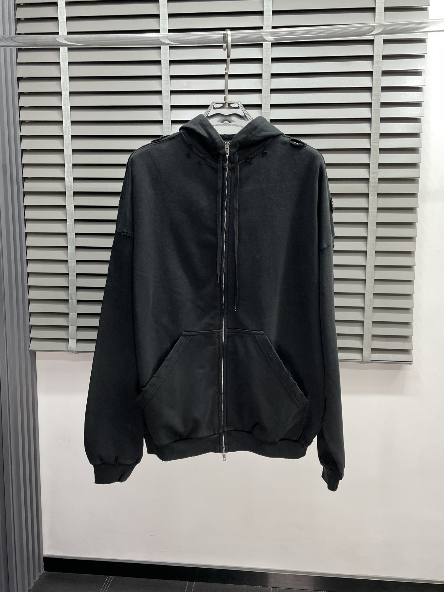 NO:511928,.Balenciaga exclusively offers the latest spring and autumn hooded jackets. A jacket with a classic design and appearance, and the quality is even more unscrupulous. You can buy it directly. You can't get it wrong! Through the detailed pictures, you can feel its powerful aura, and the warm-concentration effect is significant, so you don’t have to worry about the chill at all! It is both fashionable and functional, and the whole style looks more luxurious and elegant! Size 1.2.3.4, balenciaga, balenciaga, jackets & coats, hats, alexander wang19860909.Balenciaga巴黎世家独家专供最新春秋连帽外套 经典设计感与颜值爆棚的外套,品质更是无法挑剔品控可以直接入手,不容过错的高端臻品！通过细节图片便可感受到它强悍的气场,聚温保暖效果显著,完全不用担心会有一点寒意！时尚与功能性兼备,整款显得更加的奢华大气！ 尺码1.2.3.4,,balenciaga,balenciaga,jackets & coats,hats,alexander wang,Men's clothing