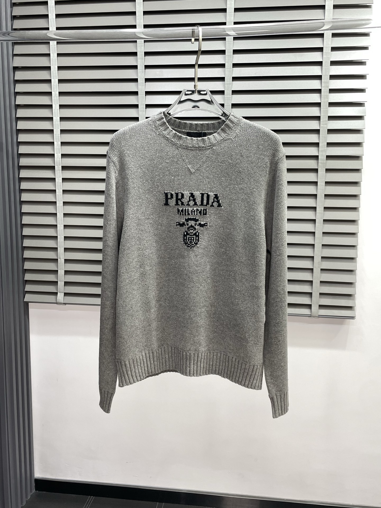 NO:511935,.Prada exclusively offers the latest autumn and winter fashion sweaters. A jacket with a classic design and great appearance. It is even more difficult to pick and quality control. You can buy it directly. It is a high-end quality product that cannot be missed! Through the detailed pictures, you can feel its powerful aura, and the warm-concentration effect is significant, so you don’t have to worry about the chill at all! It is both fashionable and functional, and the whole style looks more luxurious and elegant! Size 46-52, prada, prada, jackets & coats, sweaters, alexander wang19860909.Prada普拉达独家专供最新秋冬时尚毛衣 经典设计感与颜值爆棚的外套,品质更是无法挑剔品控可以直接入手,不容过错的高端臻品！通过细节图片便可感受到它强悍的气场,聚温保暖效果显著,完全不用担心会有一点寒意！时尚与功能性兼备,整款显得更加的奢华大气！ 尺码46-52,,prada,prada,jackets & coats,sweaters,alexander wang,Men's clothing
