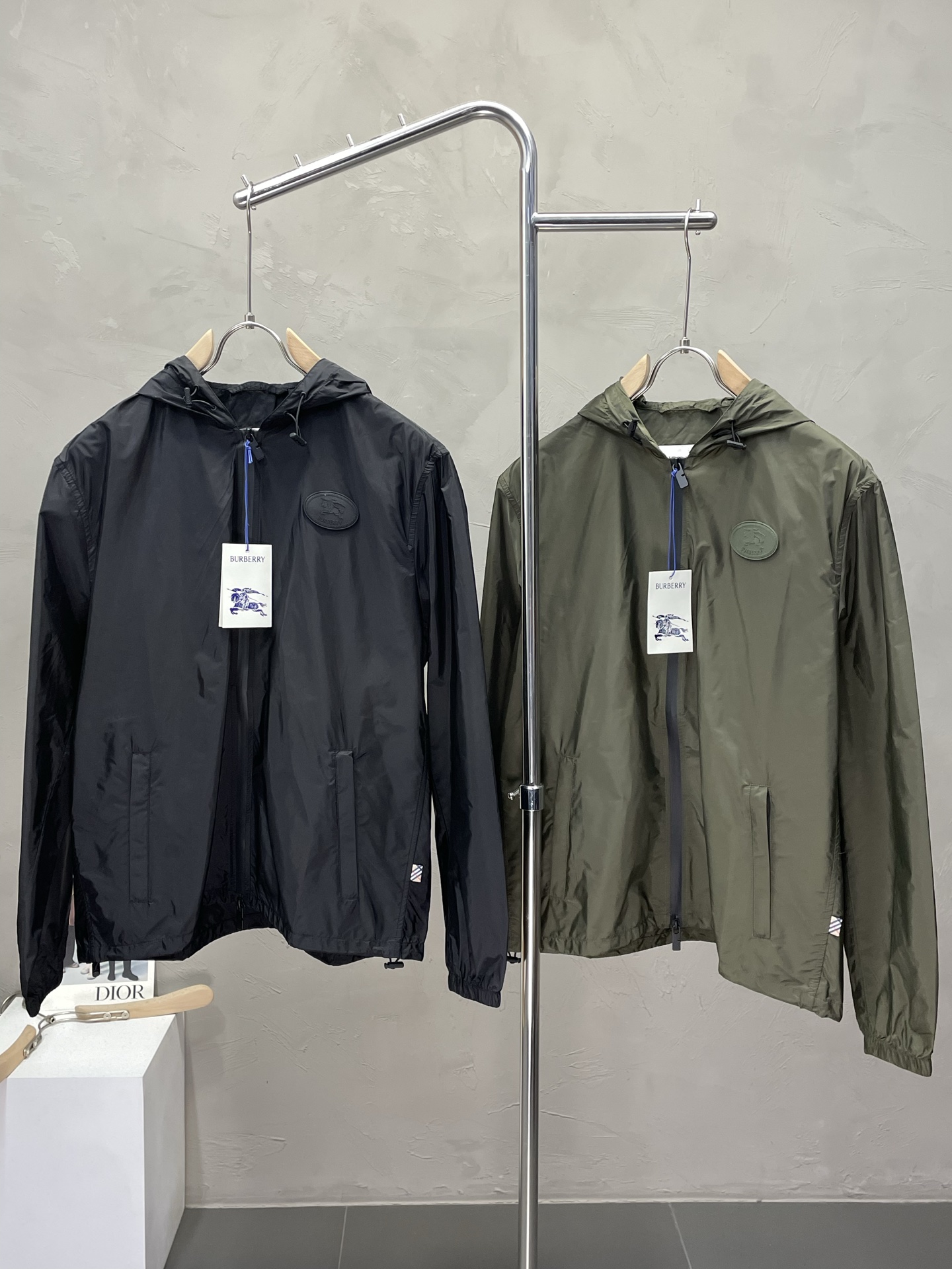 NO:520472,.Burberry exclusively offers the latest spring and autumn hooded jacket, Knight's Seal Nylon jacket, a classic jacket with a strong sense of design and appearance, and the quality is even more unscrupulous. You can buy it directly, which is not to be mistaken for high-end products! Through the detailed pictures, you can feel its powerful aura, and the warm-concentration effect is significant, so you don’t have to worry about the chill at all! It is both fashionable and functional, and the whole style looks more luxurious and elegant! Size S-XL, Burberry, Burberry, Jackets & coats, Hats, Alexander wang19860909.Burberry巴宝莉独家专供最新春秋连帽外套 骑士印章尼龙外套 经典设计感与颜值爆棚的外套,品质更是无法挑剔品控可以直接入手,不容过错的高端臻品！通过细节图片便可感受到它强悍的气场,聚温保暖效果显著,完全不用担心会有一点寒意！时尚与功能性兼备,整款显得更加的奢华大气！ 尺码S-XL,,burberry,burberry,jackets & coats,hats,alexander wang,Men's clothing