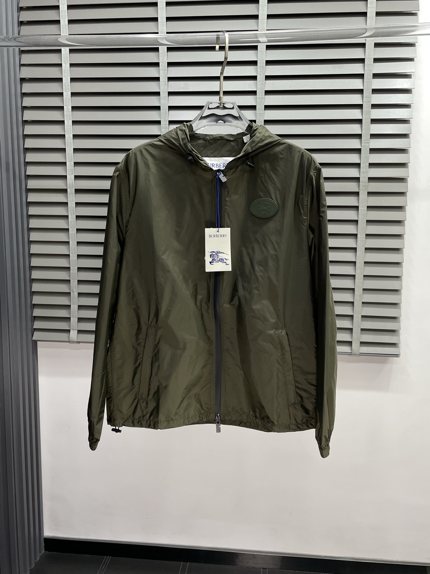 NO:511962,.Burberry exclusively offers the latest spring and autumn hooded jacket, Knight's Seal Nylon jacket, a classic jacket with a strong sense of design and appearance, and the quality is even more unscrupulous. You can buy it directly, which is not to be mistaken for high-end products! Through the detailed pictures, you can feel its powerful aura, and the warm-concentration effect is significant, so you don’t have to worry about the chill at all! It is both fashionable and functional, and the whole style looks more luxurious and elegant! Size S-XL, Burberry, Burberry, Jackets & coats, Hats, Alexander wang19860909.Burberry巴宝莉独家专供最新春秋连帽外套 骑士印章尼龙外套 经典设计感与颜值爆棚的外套,品质更是无法挑剔品控可以直接入手,不容过错的高端臻品！通过细节图片便可感受到它强悍的气场,聚温保暖效果显著,完全不用担心会有一点寒意！时尚与功能性兼备,整款显得更加的奢华大气！ 尺码S-XL,,burberry,burberry,jackets & coats,hats,alexander wang,Men's clothing