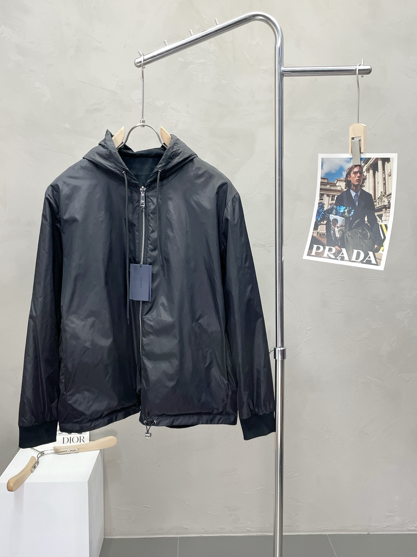 NO:520469,.Prada exclusively offers the latest spring and autumn hooded jackets, double-sided designs, classic design and superb jackets, quality that cannot be picked and quality control can be purchased directly, and high-end products that cannot be missed! Through the detailed pictures, you can feel its powerful aura, and the warm-concentration effect is significant, so you don’t have to worry about the chill at all! It is both fashionable and functional, and the whole style looks more luxurious and elegant! Size S-XL, prada, prada, jackets & coats, hats, alexander wang19860909.Prada普拉达独家专供最新春秋连帽外套 双面穿设计 经典设计感与颜值爆棚的外套,品质更是无法挑剔品控可以直接入手,不容过错的高端臻品！通过细节图片便可感受到它强悍的气场,聚温保暖效果显著,完全不用担心会有一点寒意！时尚与功能性兼备,整款显得更加的奢华大气！ 尺码S-XL,,prada,prada,jackets & coats,hats,alexander wang,Men's clothing