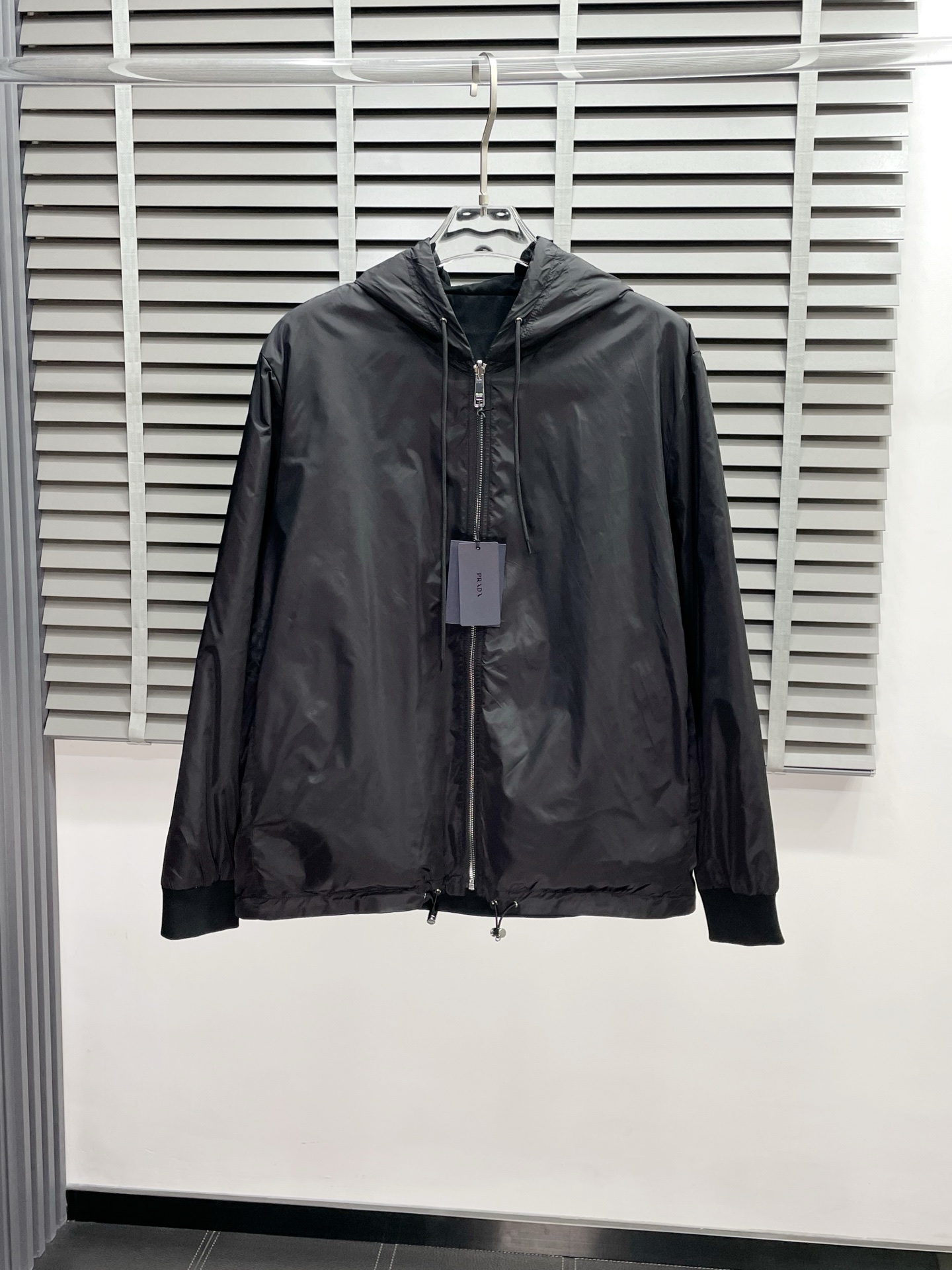 NO:511956,.Prada exclusively offers the latest spring and autumn hooded jackets, double-sided designs, classic design and superb jackets, quality that cannot be picked and quality control can be purchased directly, and high-end products that cannot be missed! Through the detailed pictures, you can feel its powerful aura, and the warm-concentration effect is significant, so you don’t have to worry about the chill at all! It is both fashionable and functional, and the whole style looks more luxurious and elegant! Size S-XL, prada, prada, jackets & coats, hats, alexander wang19860909.Prada普拉达独家专供最新春秋连帽外套 双面穿设计 经典设计感与颜值爆棚的外套,品质更是无法挑剔品控可以直接入手,不容过错的高端臻品！通过细节图片便可感受到它强悍的气场,聚温保暖效果显著,完全不用担心会有一点寒意！时尚与功能性兼备,整款显得更加的奢华大气！ 尺码S-XL,,prada,prada,jackets & coats,hats,alexander wang,Men's clothing