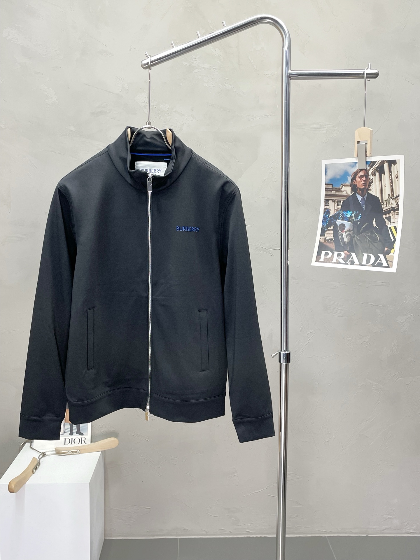 NO:506157,.Burberry exclusively offers the latest spring and autumn jackets. A jacket with a classic design and appearance, and the quality is even more unscrupulous. You can buy it directly. You can't get it wrong! Through the detailed pictures, you can feel its powerful aura, and the warm-concentration effect is significant, so you don’t have to worry about the chill at all! It is both fashionable and functional, and the whole style looks more luxurious and elegant! Size M-3XL, burberry, burberry, jackets & coats, alexander wang19860909.Burberry巴宝莉独家专供最新春秋外套 经典设计感与颜值爆棚的外套,品质更是无法挑剔品控可以直接入手,不容过错的高端臻品！通过细节图片便可感受到它强悍的气场,聚温保暖效果显著,完全不用担心会有一点寒意！时尚与功能性兼备,整款显得更加的奢华大气！ 尺码M-3XL,,burberry,burberry,jackets & coats,alexander wang,Men's clothing