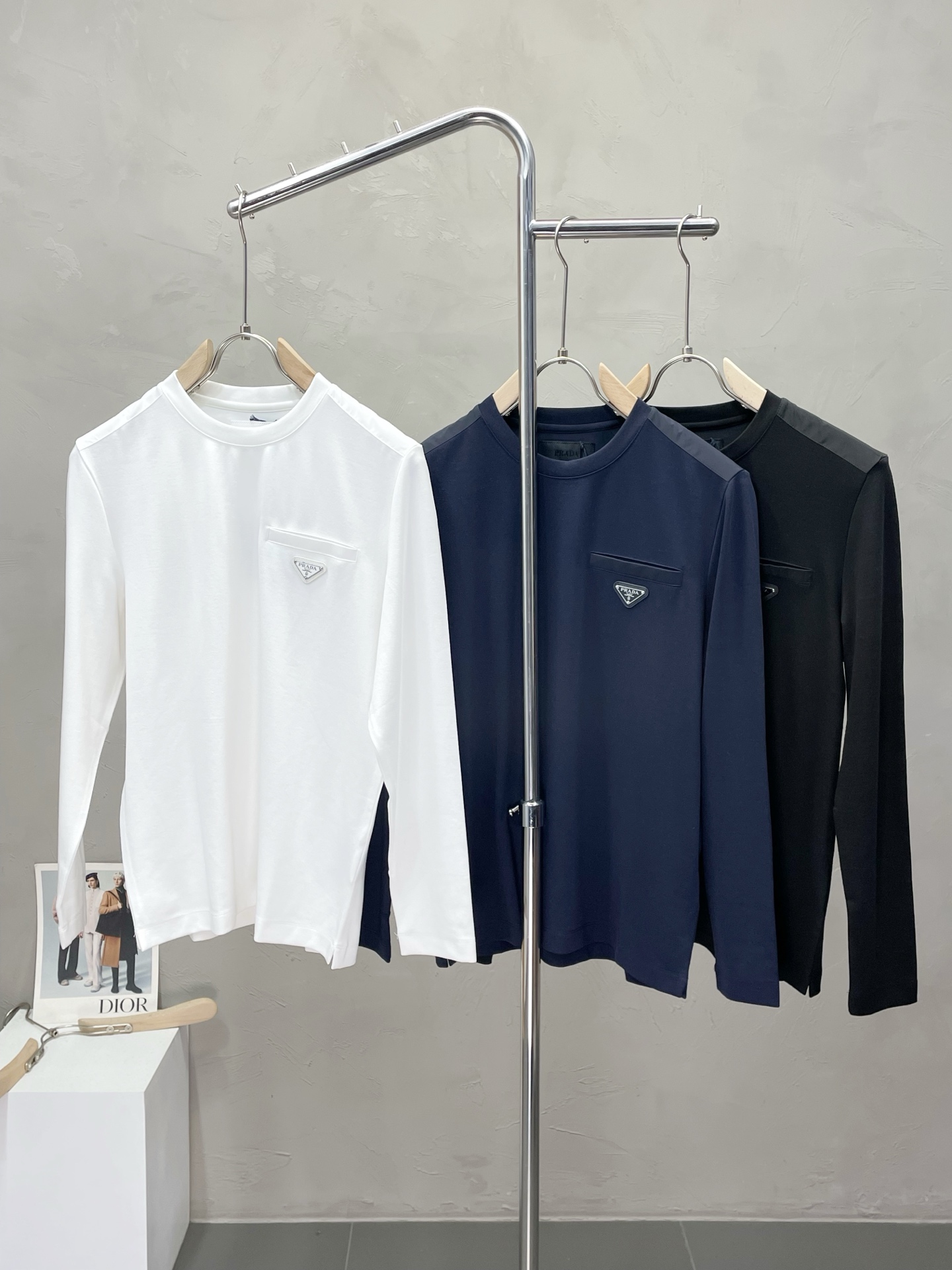 NO:506120,.Prada exclusively offers new original single men's casual long sleeves, high-end customization, high-end version, fashionable and versatile imported fabric, super soft and delicate, skin-friendly and comfortable to wear, high-end boutique, OEM, fine-made top body, very good, men's essential items, three standards, M-3XL,,prada,prada,alexander wang19860909.Prada普拉达独家专供新款原单男士休闲长袖 高端定制 高端版本 时尚百搭爆款进口面料 手感超柔软细腻 穿着亲肤舒适 高端精品 代工厂精细做上身非常赞 男士必备单品 三标齐全 码数M-3XL,,prada,prada,alexander wang,Men's clothing