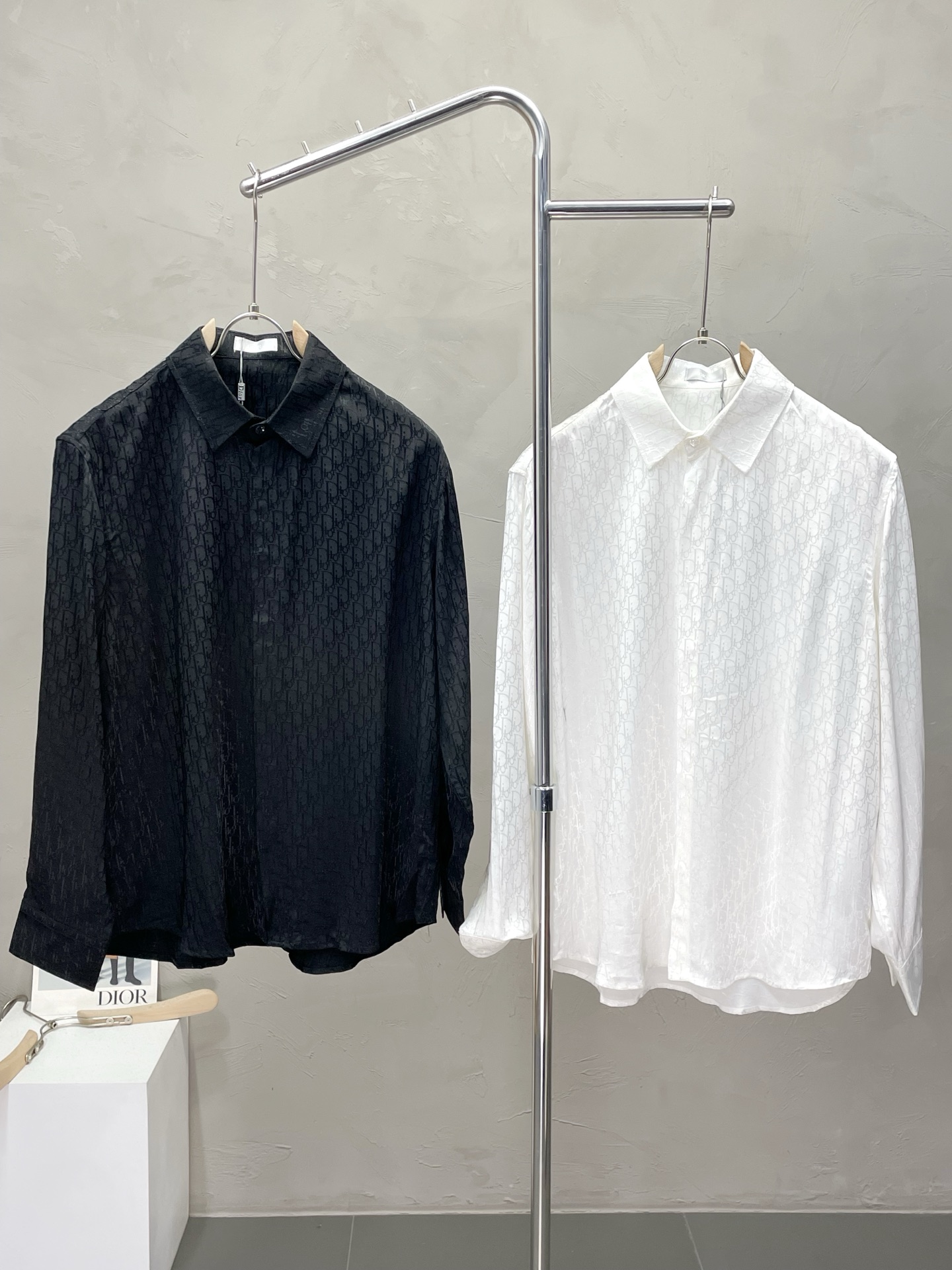 NO:506135,.Dior exclusively offers new original single men's casual spring and summer shirts. High-end customization. High-end version. Fashionable and versatile imported fabrics. Super soft and delicate touch. Comfortable skin-friendly and comfortable to wear. High-end boutique. OEM is very good. Men's must-have items. Complete three standards. S-XL, dior, dior, shirts, alexander wang.19860909.Dior迪奥独家专供新款原单男士休闲春夏衬衫 高端定制 高端版本 时尚百搭爆款进口面料 手感超柔软细腻 穿着亲肤舒适 高端精品 代工厂精细做上身非常赞 男士必备单品 三标齐全 码数S-XL,,dior,dior,shirts,alexander wang,Men's clothing