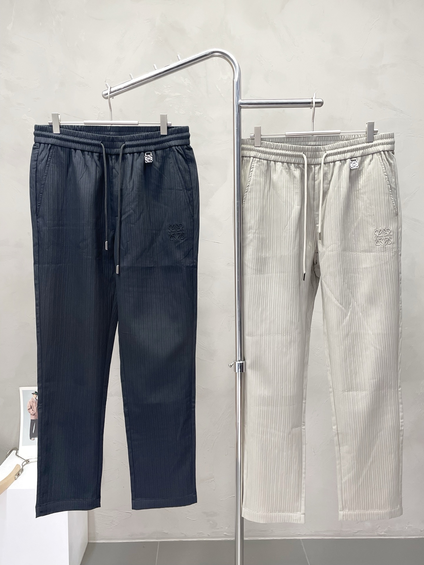 NO:506105,.LOEWE exclusively offers new casual pants, high-end version, custom-made counter fabric, breathable and comfortable, impeccable details, brand element design concept, reflecting high quality. It feels delicate and soft!  It is casually cut, with a great upper body style!  Code number M-3XL, loewe, loewe, alexander wang19860909.LOEWE罗意威独家专供新款休闲裤 高端版本 专柜定制面料 透气舒适度高,细节无可挑剔,品牌元素设计理念,体现高品质.手感细腻柔软！呈现休闲裁剪,上身版型超赞！码数M-3XL,,loewe,loewe,alexander wang,Men's clothing