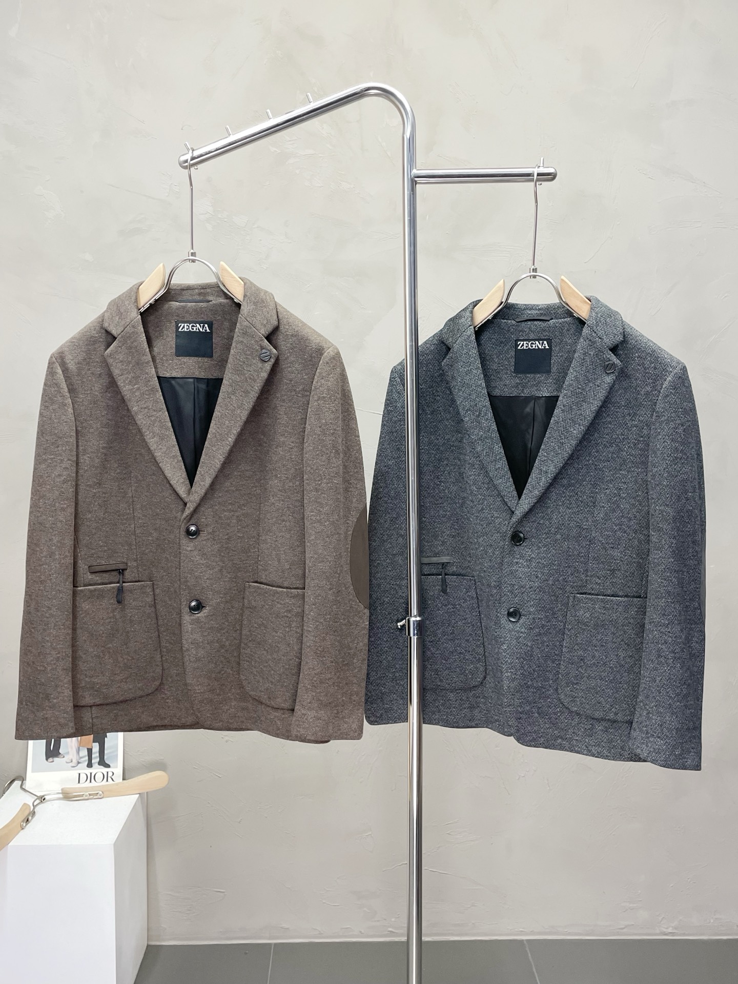 NO:506159,.ZEGNA exclusively offers new autumn and winter suit jackets, simple and casual suit jackets, imported original polyester fabric, breathable, soft and warm, strong and drape, the whole piece of clothing is neat and smooth, all hardware accessories are top-grade accessories with logos, and it is obvious that it is high-end fabric. This fabric is fixed and there is no good product from the outside, without any picky places, such a jacket is often worn and very practical. Size 48-56, zegna, jackets & coats, business suit, alexander wang19860909.ZEGNA杰尼亚独家专供新款秋冬西服外套,简约休闲西装外套,进口原版聚酯纤维面料,透气柔软保暖性很强,笔挺垂感十足,整件衣服车工走线整齐平整,所有五金附料都是客供带logo顶级配件 一看就是高档的面料 这种面料都是定织的 外面根本就没有 正规大厂途径出来的好货,无任何有挑剔的地方 这样的一件外套属于常备常穿的,实用性很强.尺码48-56,,zegna,jackets & coats,business suit,alexander wang,Men's clothing