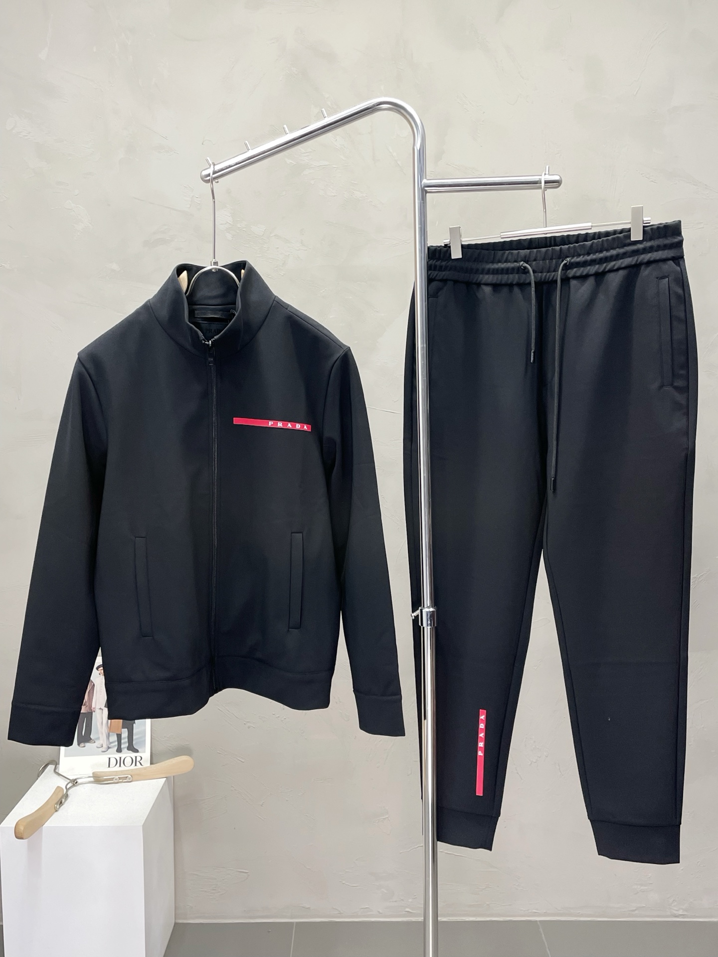 NO:506162,/Set.Prada exclusively offers the same spring and autumn suits for the new counter, full of high-end feel!  The details are exquisite and high-end, and the workmanship is impeccable!  Imported fabrics are three-dimensional, exquisite and delicate. The original high-end double-sided jersey fabrics are very high-end!  The fabric is crisp, wrinkle-resistant, wear-resistant, moisture absorption, quick drying and breathable, neat and stylish. Code number M-3XL, prada, prada, alexander wang19860909/套.Prada普拉达独家专供新款专柜同款春秋套装,高级感满满！细节精致高档,做工无可挑剔！进口面料 立体精致细腻.原版高端双面平纹针织面料很显高级！面料挺括抗皱耐磨,吸湿速干透气,利落有型.码数M-3XL,,prada,prada,alexander wang,Men's clothing