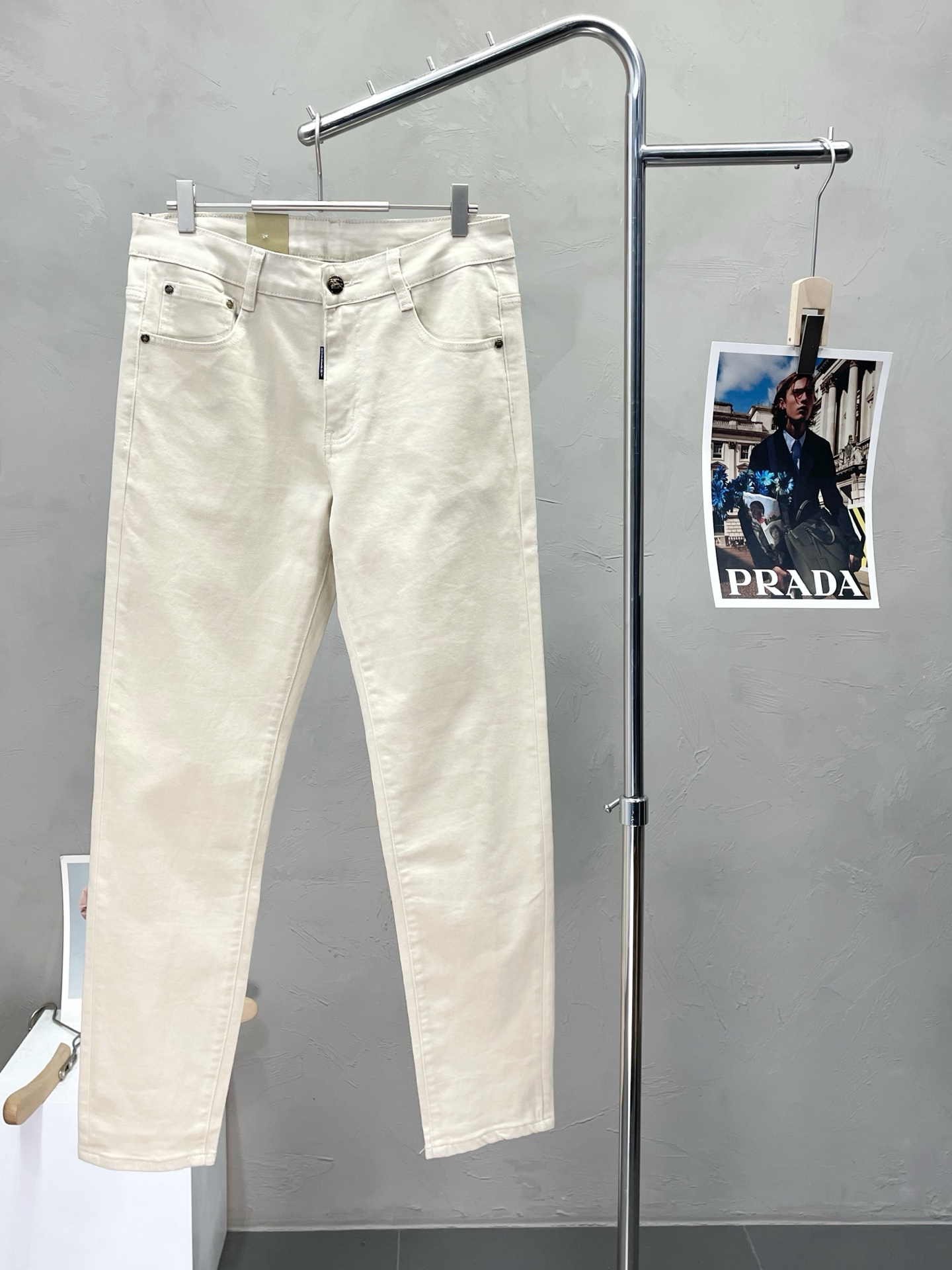 NO:509577,.Burberry exclusively offers new casual jeans high-end versions!  Customized fabrics for counters are breathable and comfortable, with impeccable details, and the brand element design concept reflects high quality. The feel is delicate and soft!  It is casually cut, with a great upper body style!  Number of codes 28-38 (with 35 without 37), Burberry, Burberry, Jeans, Alexander wang19860909.Burberry巴宝莉独家专供新款休闲牛仔裤高端版本！专柜定制面料 透气舒适度高,细节无可挑剔,品牌元素设计理念,体现高品质.手感细腻柔软！呈现休闲裁剪,上身版型超赞！码数28-38（有35无37）,,burberry,burberry,jeans,alexander wang,Men's clothing