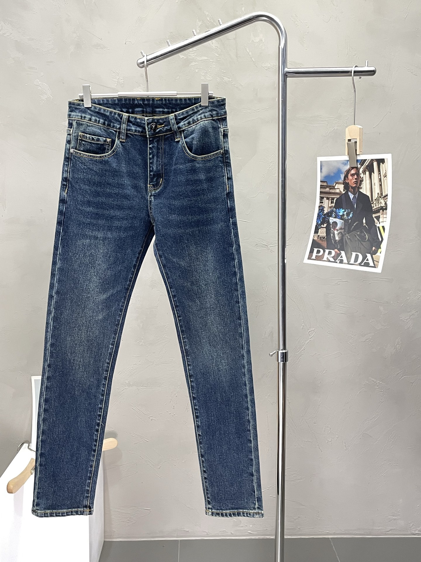 NO:509571,.TOM FORD Tom Ford exclusively offers new casual jeans high-end versions!  Customized fabrics for counters are breathable and comfortable, with impeccable details, and the brand element design concept reflects high quality. The feel is delicate and soft!  It is casually cut, with a great upper body style!  Number of codes 28-38 (35 without 37), Tom ford, jeans, alexander wang19860909.TOM FORD汤姆福特独家专供新款休闲牛仔裤高端版本！专柜定制面料 透气舒适度高,细节无可挑剔,品牌元素设计理念,体现高品质.手感细腻柔软！呈现休闲裁剪,上身版型超赞！码数28-38（有35无37）,,tom ford,jeans,alexander wang,Men's clothing