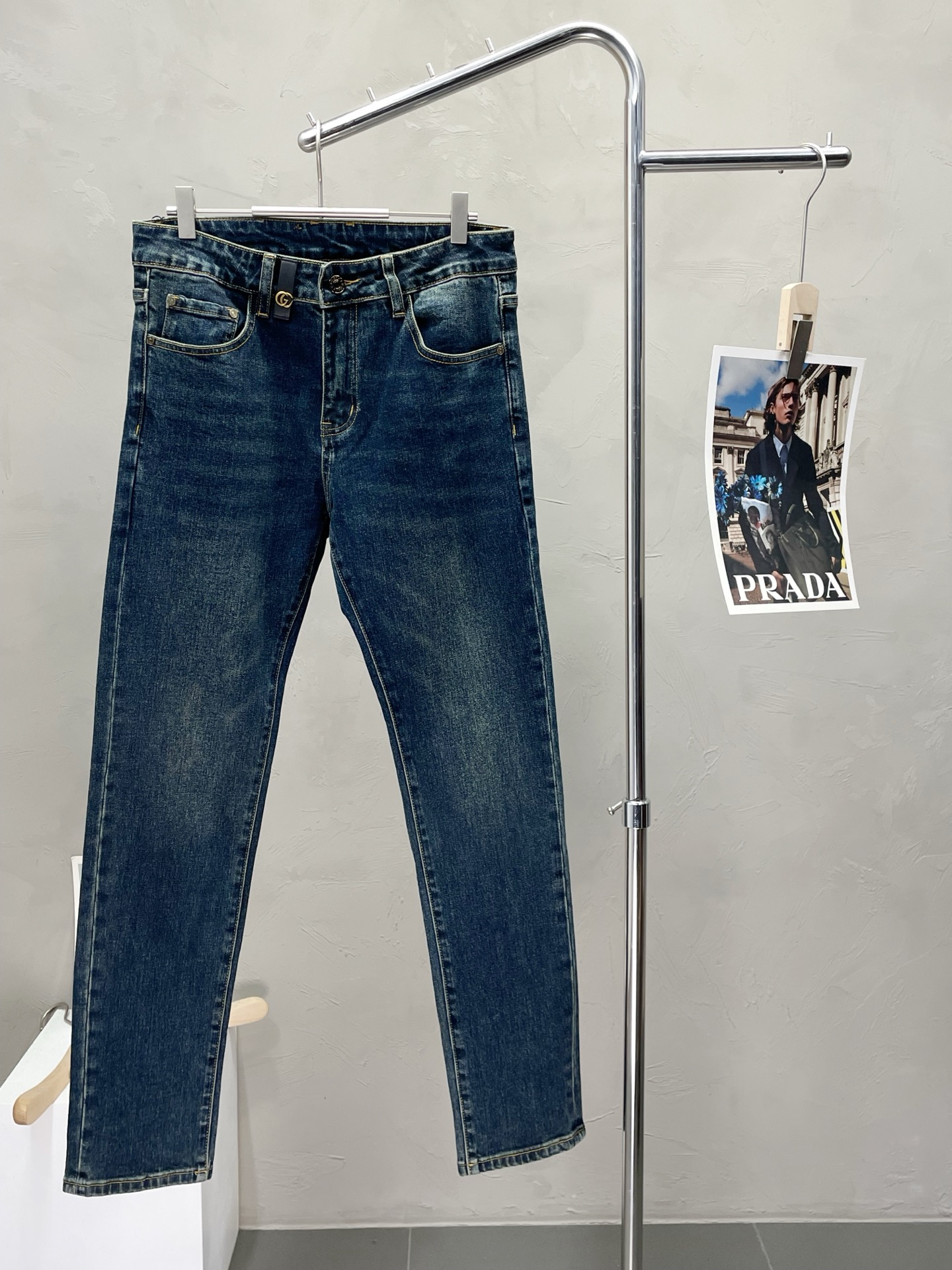 NO:509568,.Gucci exclusively offers new high-end versions of casual jeans!  Customized fabrics for counters are breathable and comfortable, with impeccable details, and the brand element design concept reflects high quality. The feel is delicate and soft!  It is casually cut, with a great upper body style!  Number of codes 28-38 (with 35 without 37), gucci, gucci, jeans, alexander wang19860909.Gucci古驰独家专供新款休闲牛仔裤高端版本！专柜定制面料 透气舒适度高,细节无可挑剔,品牌元素设计理念,体现高品质.手感细腻柔软！呈现休闲裁剪,上身版型超赞！码数28-38（有35无37）,,gucci,gucci,jeans,alexander wang,Men's clothing