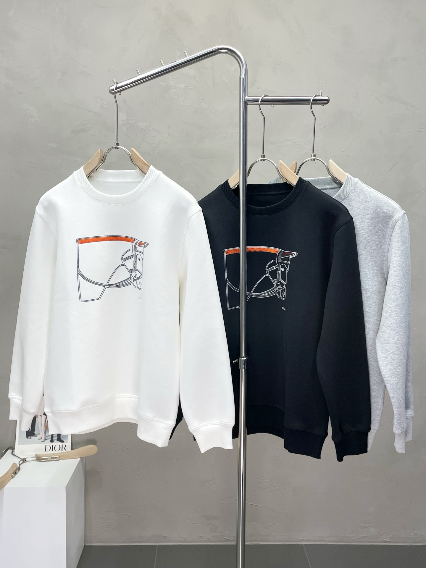 NO:506125,.Hermès exclusively offers new original single men's casual autumn and winter sweatshirts. High-end customization. High-end version. Fashionable and versatile imported fabric. Super soft and delicate touch. Comfortable and comfortable to wear. Warm and comfortable. High-end boutique. OEM is very good for making the upper body in fine factory. Men's must-have items. Complete three standards. Number M-3XL, hermes, hermes, hoodie, sweatshirts, alexander wang.19860909.Hermès爱马仕独家专供新款原单男士休闲秋冬卫衣 高端定制 高端版本 时尚百搭爆款进口面料 手感超柔软细腻 穿着亲肤舒适 保暖舒适 高端精品 代工厂精细做上身非常赞 男士必备单品 三标齐全 码数M-3XL,,hermes,hermes,hoodie,sweatshirts,alexander wang,Men's clothing