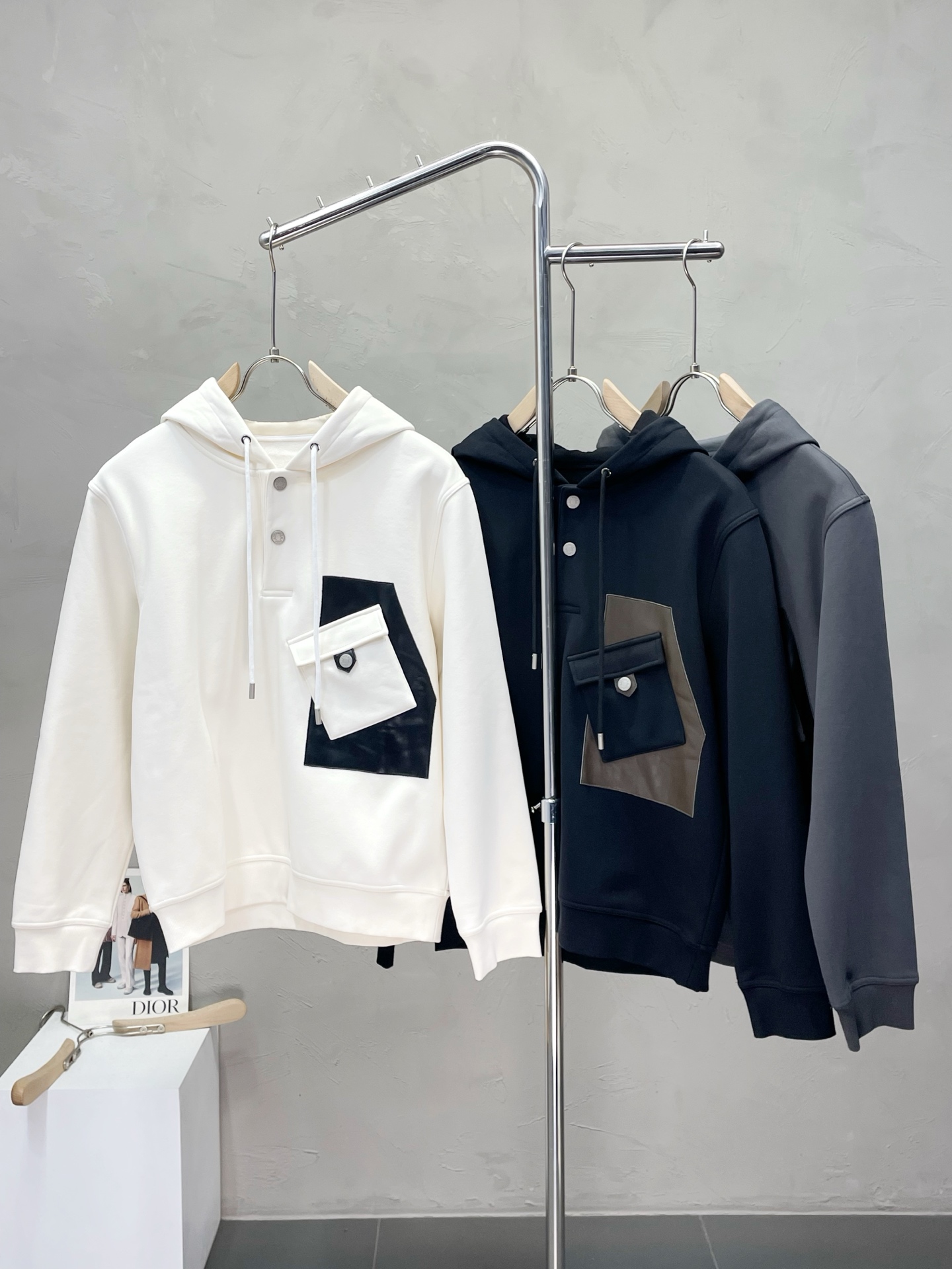 NO:506148,.Hermès exclusively offers new original single men's casual autumn and winter sweatshirts. High-end customization. High-end version. Fashionable and versatile imported fabric. Super soft and delicate touch. Comfortable and comfortable to wear. Warm and comfortable. High-end boutique. OEM is very good for making the upper body in fine factory. Men's must-have items. Complete three standards. Number M-3XL, hermes, hermes, hoodie, sweatshirts, alexander wang.19860909.Hermès爱马仕独家专供新款原单男士休闲秋冬卫衣 高端定制 高端版本 时尚百搭爆款进口面料 手感超柔软细腻 穿着亲肤舒适 保暖舒适 高端精品 代工厂精细做上身非常赞 男士必备单品 三标齐全 码数M-3XL,,hermes,hermes,hoodie,sweatshirts,alexander wang,Men's clothing