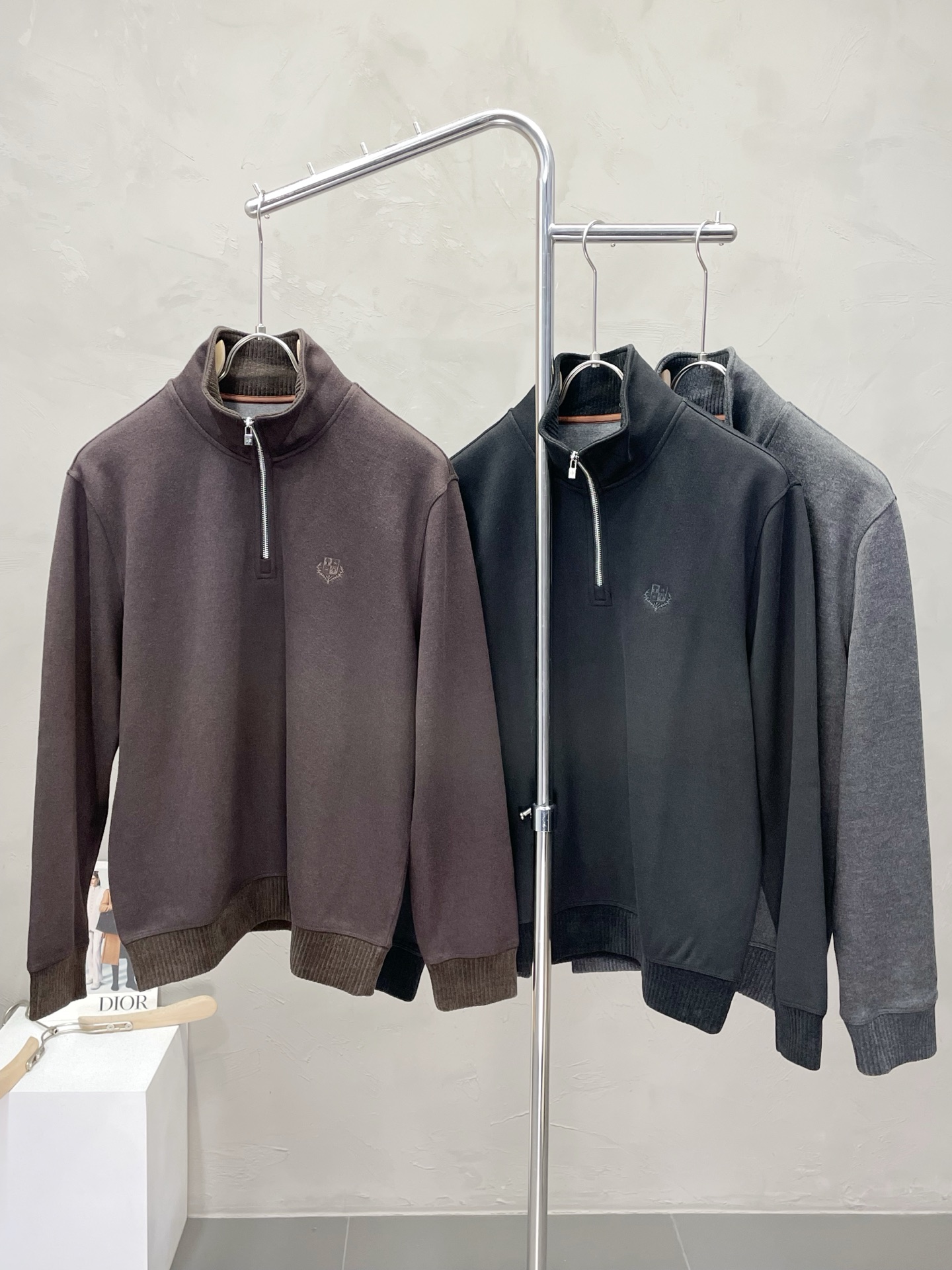 NO:506145,.LP-Loro Piana exclusively offers new original single men's casual autumn and winter sweatshirts. High-end customization. High-end version. Fashionable and versatile imported fabric. Super soft and delicate touch. Comfortable and comfortable to wear. Warm and comfortable. High-end boutique. OEM is very good for making the upper body. Must have men's essential items. Three standards are complete. Number M-3XL, loro piga, loro piga, hoodie, sweatshirts, alexander wang.19860909.LP-Loro Piana诺悠翩雅独家专供新款原单男士休闲秋冬卫衣 高端定制 高端版本 时尚百搭爆款进口面料 手感超柔软细腻 穿着亲肤舒适 保暖舒适 高端精品 代工厂精细做上身非常赞 男士必备单品 三标齐全 码数M-3XL,,loro piana,loro piana,hoodie,sweatshirts,alexander wang,Men's clothing